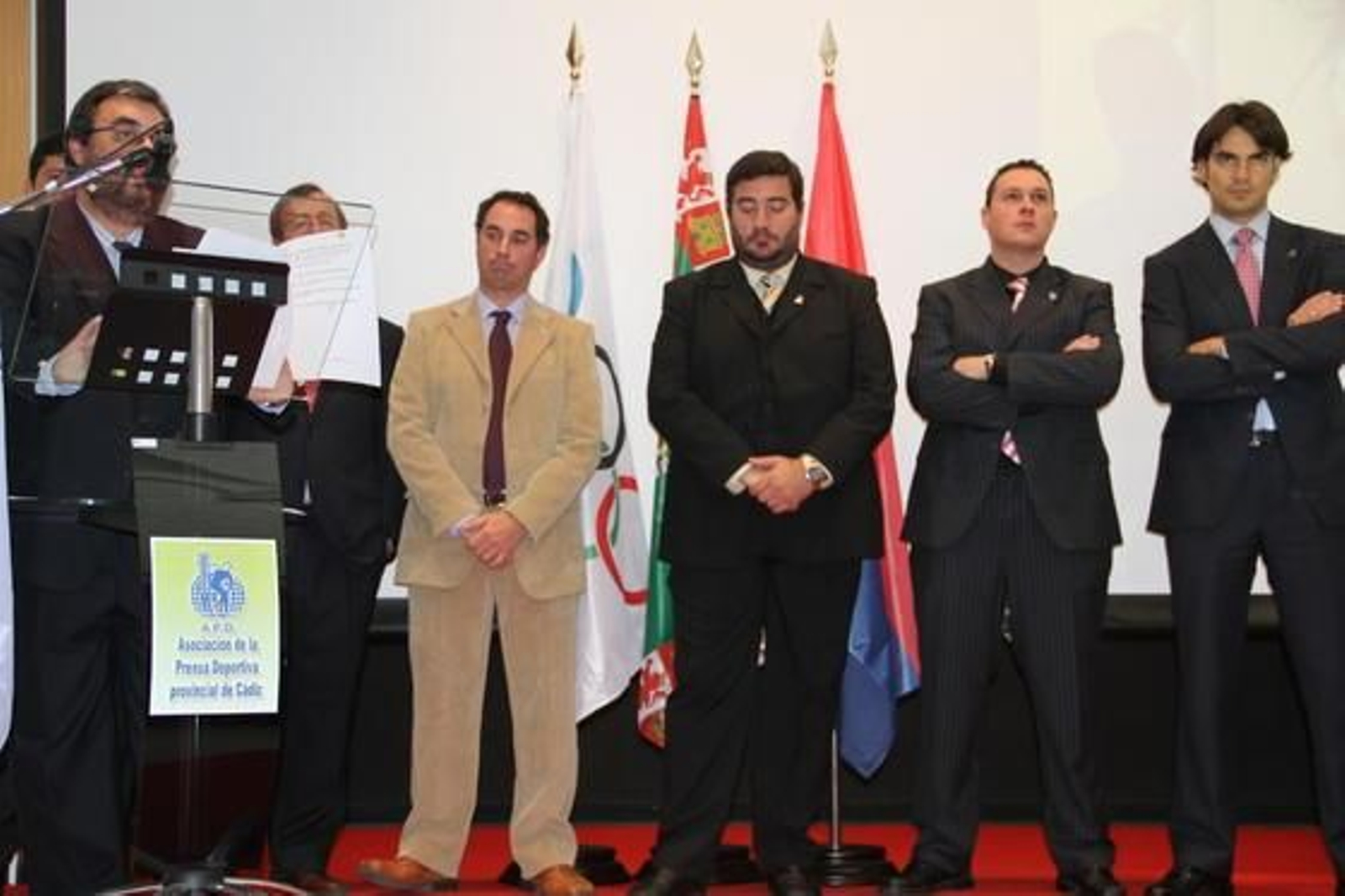 Algunos periodistas miembros de la organización escuchan a Fernando Perea, presidente de la Asociación de la Prensa Deportiva provincial de Cádiz.

Foto: Manuel Aragon Pina