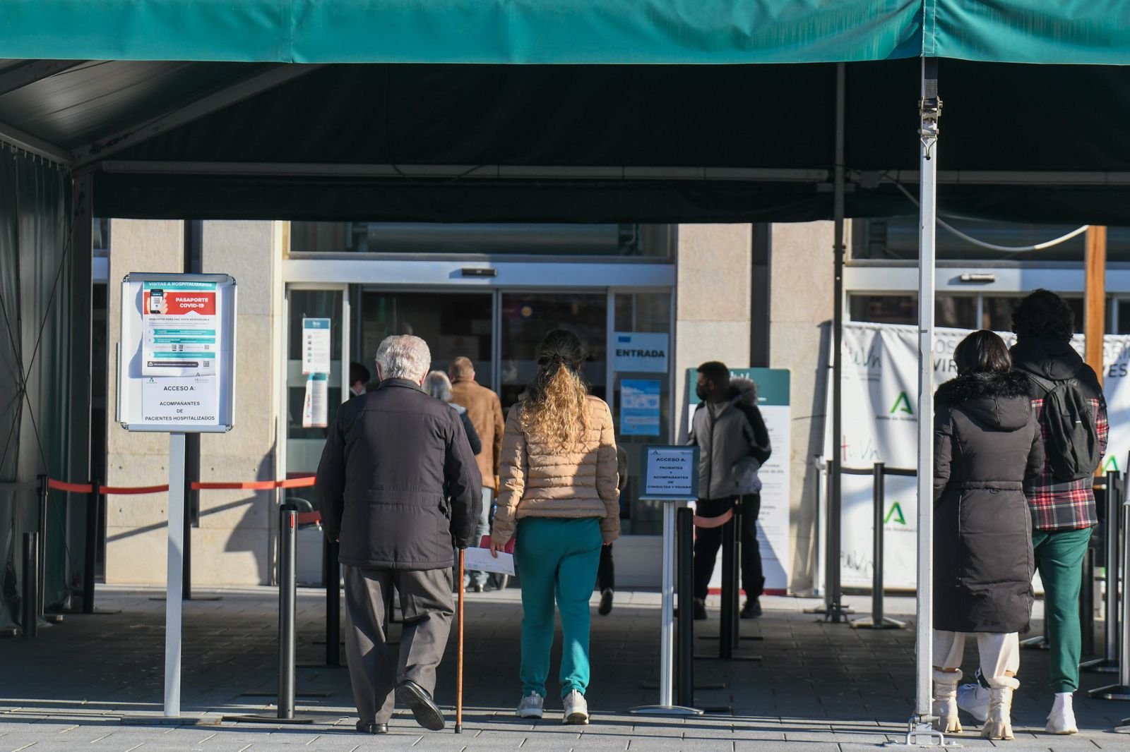 Entrada a uno de los hospitales de Granada.