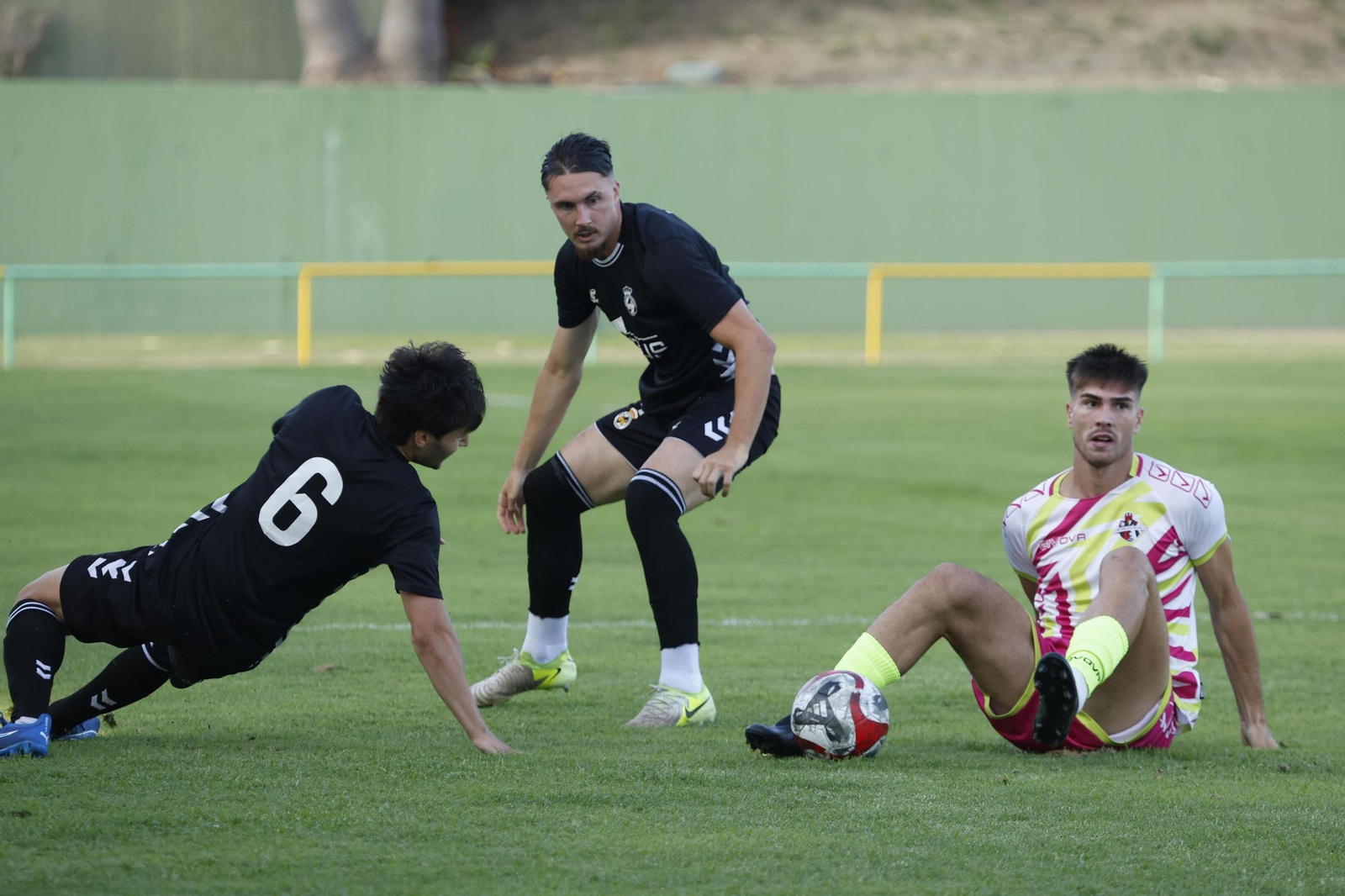 "Las fotos del partido de entrenamiento de la Balona con el Mons Calpe de Gibraltar"