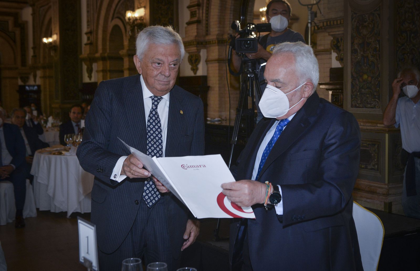 Imposición de la Encomienda de la Orden de la Cámara de España