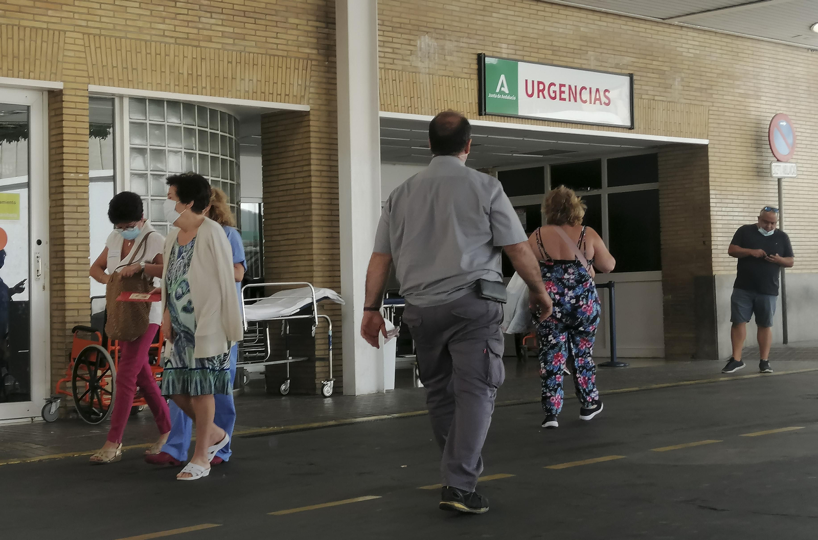 Varias personas a las puertas de las Urgencias del Hospital Virgen del Rocío.