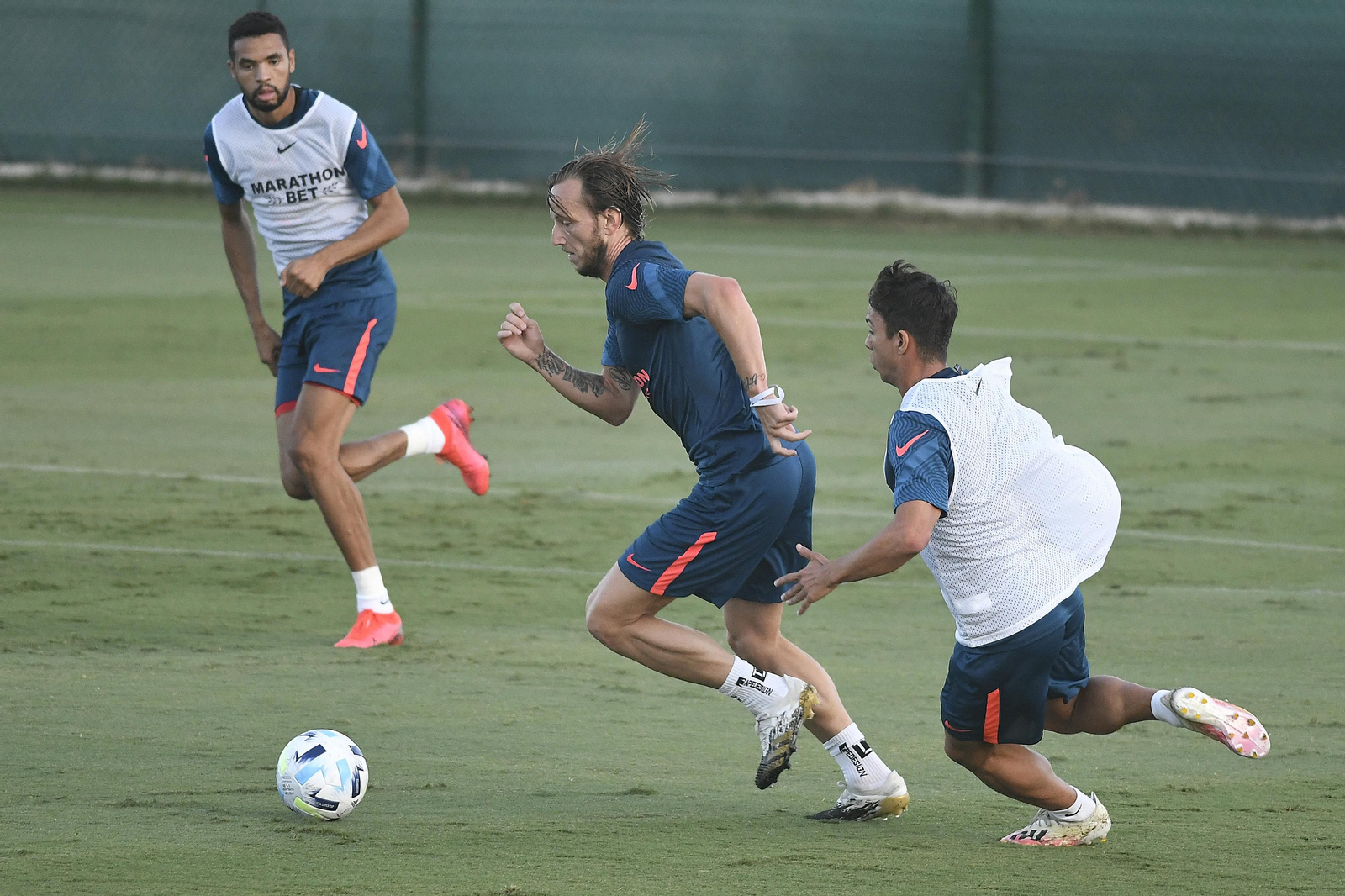 Rakitic progresa con el balón perseguido por Óliver Torres en el primer partidillo.