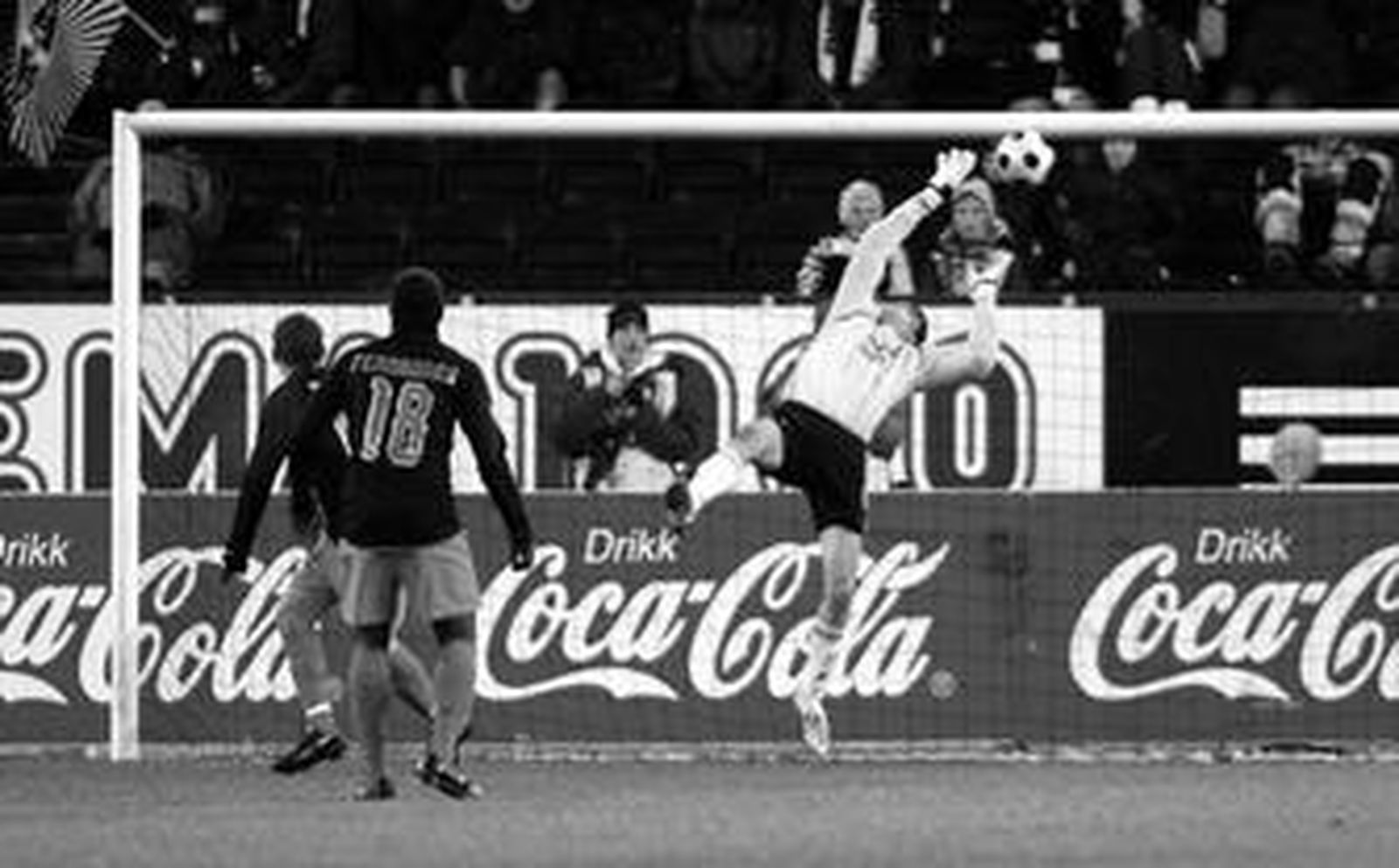 Mata observa cómo su remate entra en la portería rival.