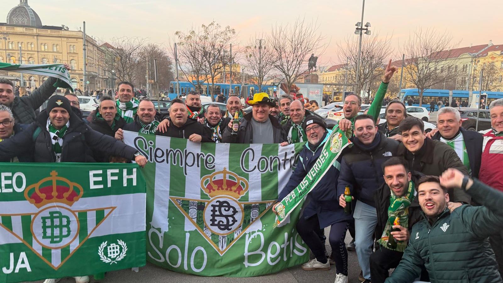 Paco con su grupo de amigos en uno de los viajes con el Real Betis Balompié en Europa