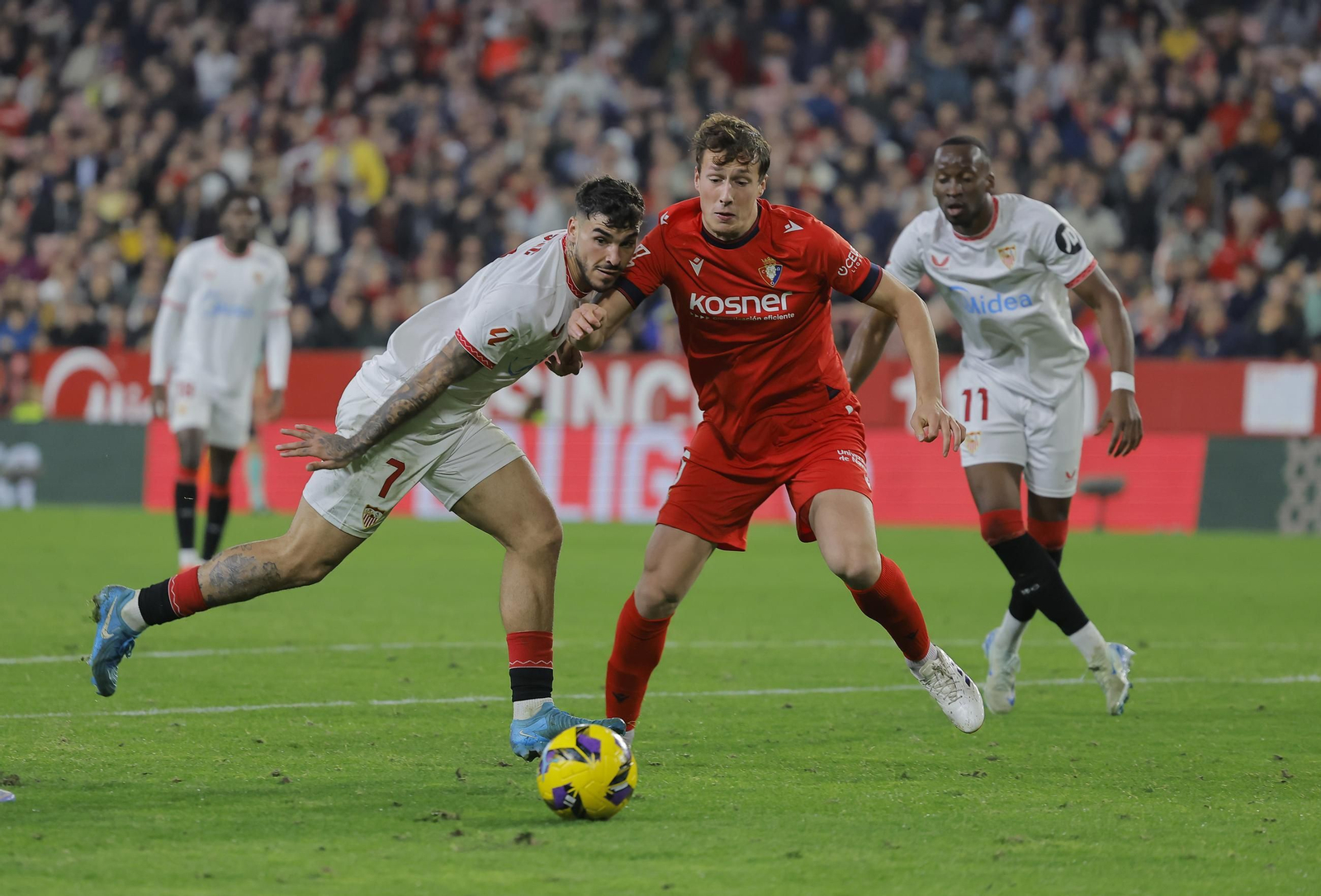 Isaac trata de superar a Herrando en una de las últimas jugadas del partido.