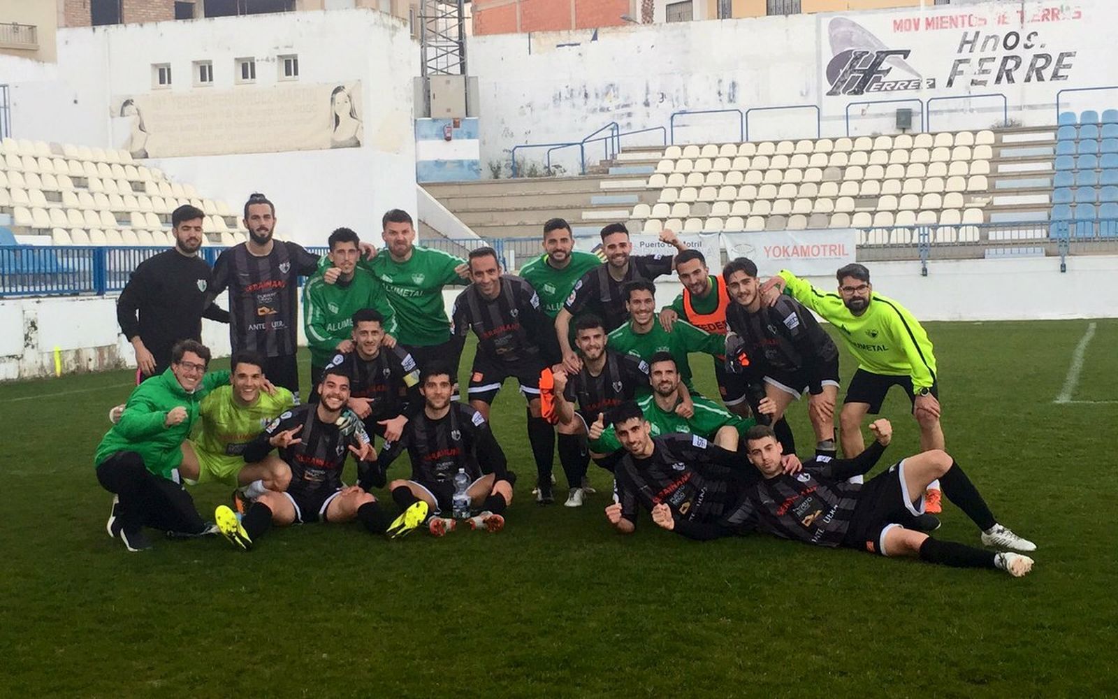 Los jugadores del Antequera celebran su triunfo en Motril.