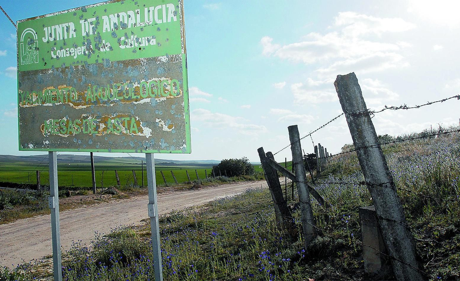 Antiguo cartel del 'Yacimiento arquelógico Mesas de Asta'.