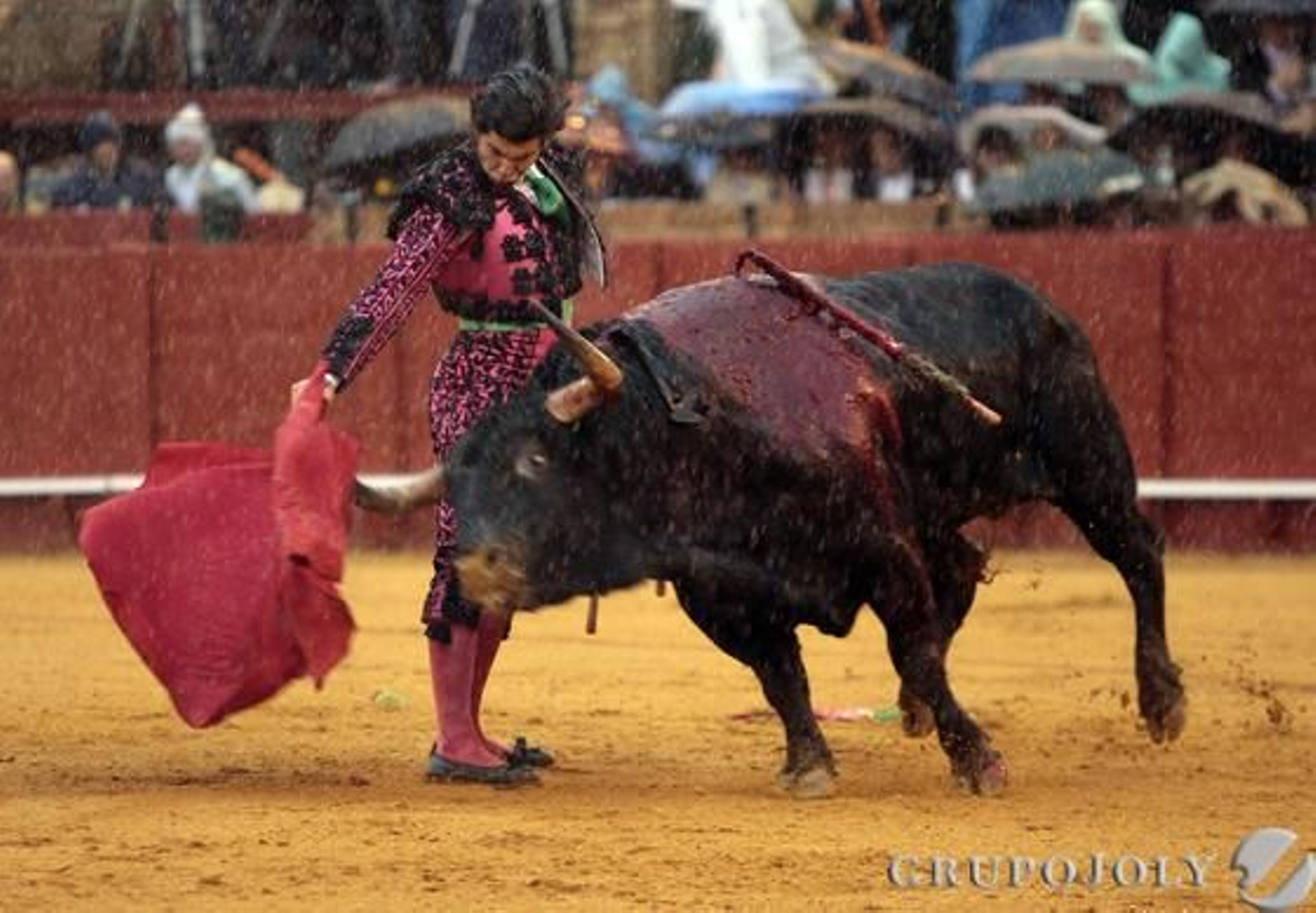 El torero Morante de la Puebla lidia el primer toro de la tarde bajo una gran tormenta.

Foto: Juan Carlos Muñoz