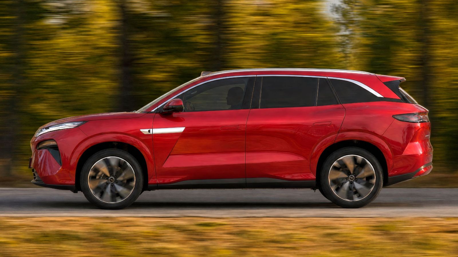 BYD no ha anunciado todavía los precios del Atto 8 para el mercado español, pero deberán ser competitivos para pelear en el mercado con nuevas incorporaciones como el Xpeng G9L y otras ya existentes, como los Ioniq 9, Kia EV9, etc.