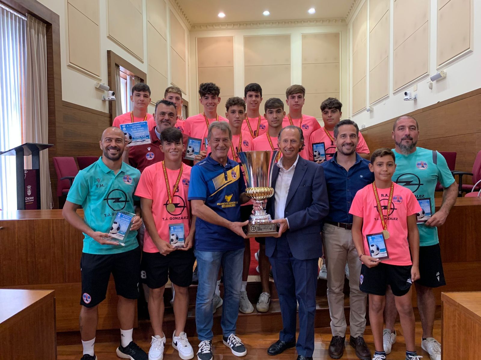 El alcalde recibe al conjunto chiclanero, que se llevó el trofeo en la categoría cadete.