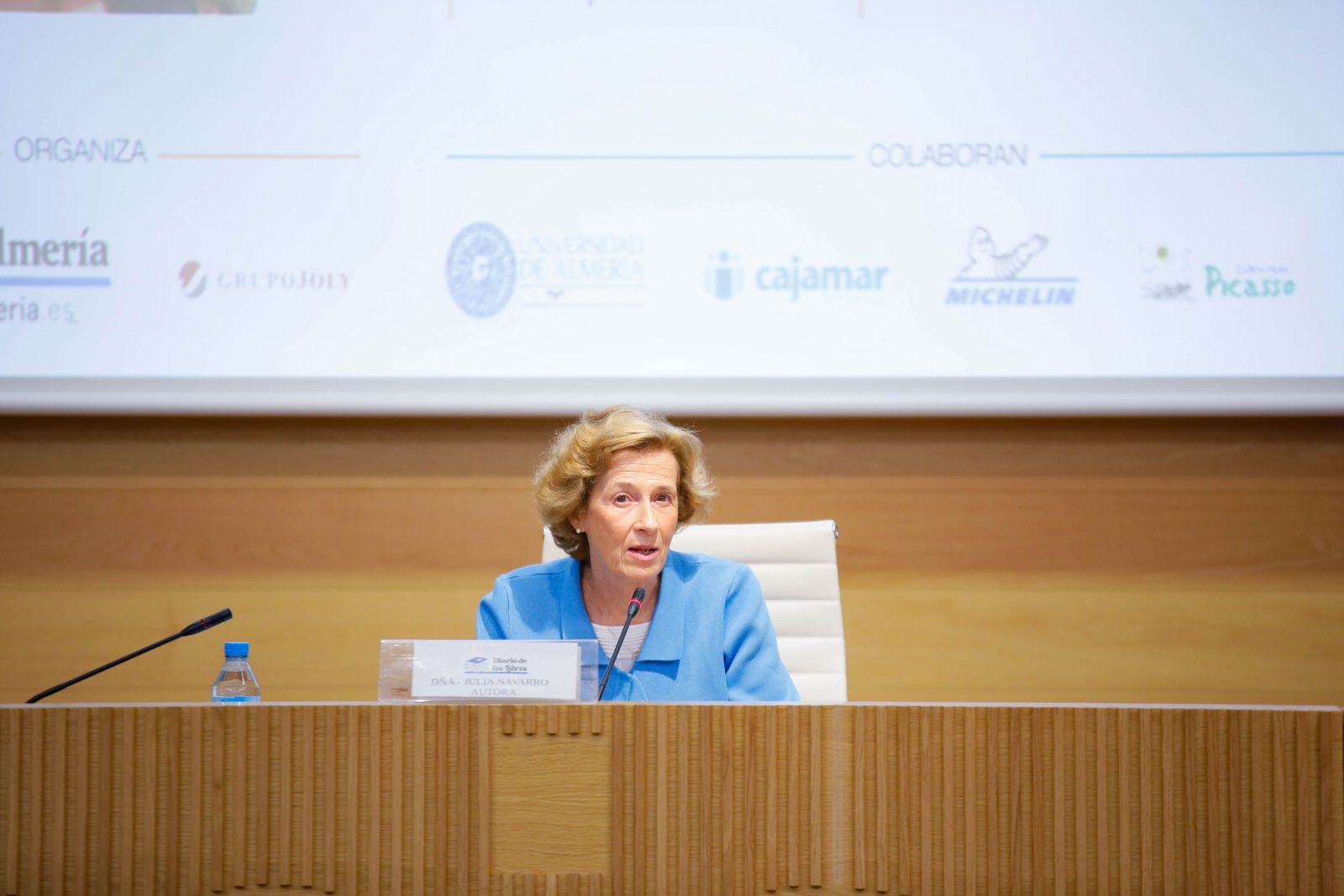 Imágenes de Diario de los Libros, con Julia Navarro