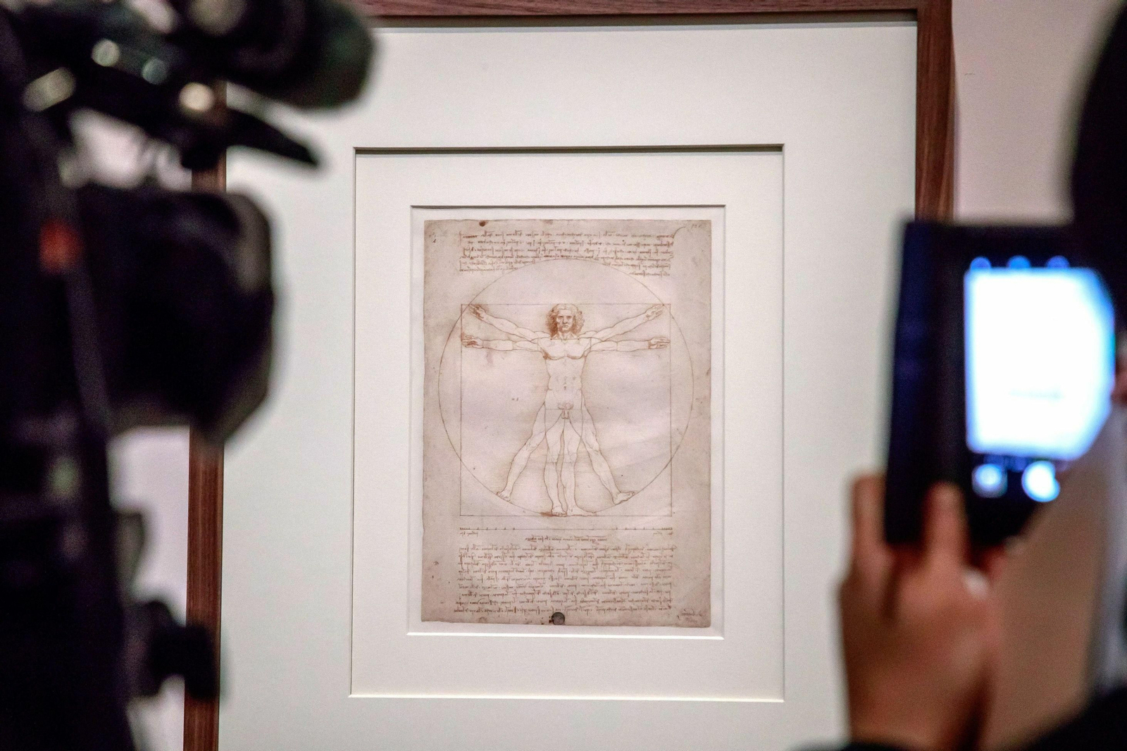 El 'Hombre de Vitrubio', en la exposición sobre Leonardo da Vinci en el Museo del Louvre.
