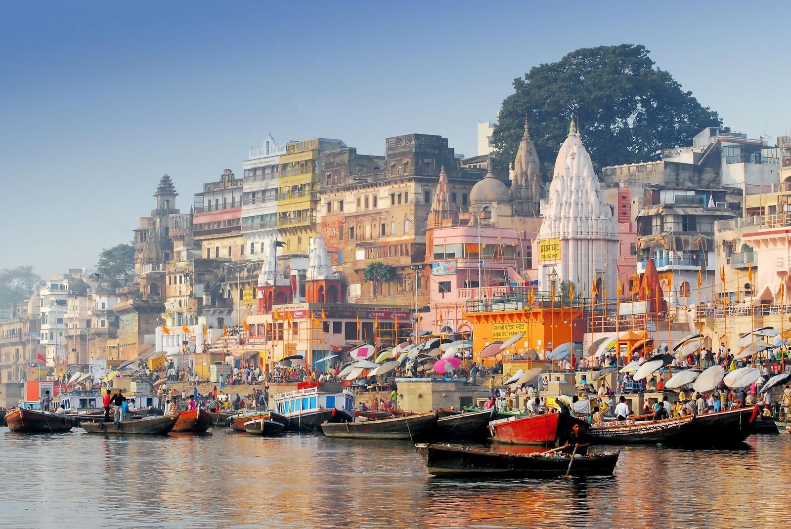Imagen del río Ganges a su paso por la ciudad india de Benarés.