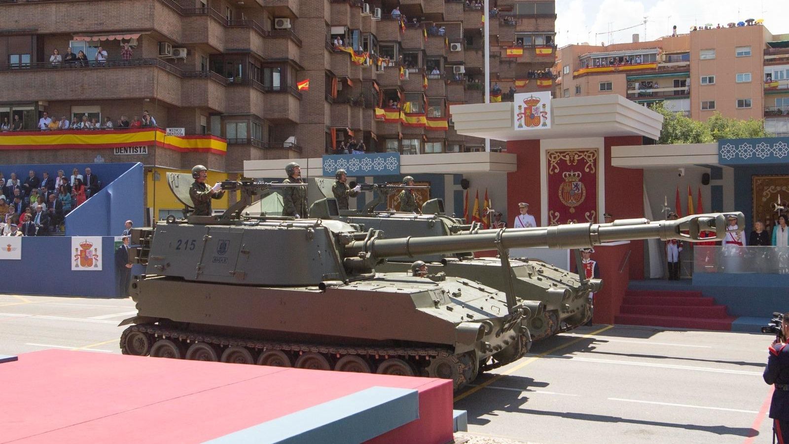 Tanques pasando junto al palco real