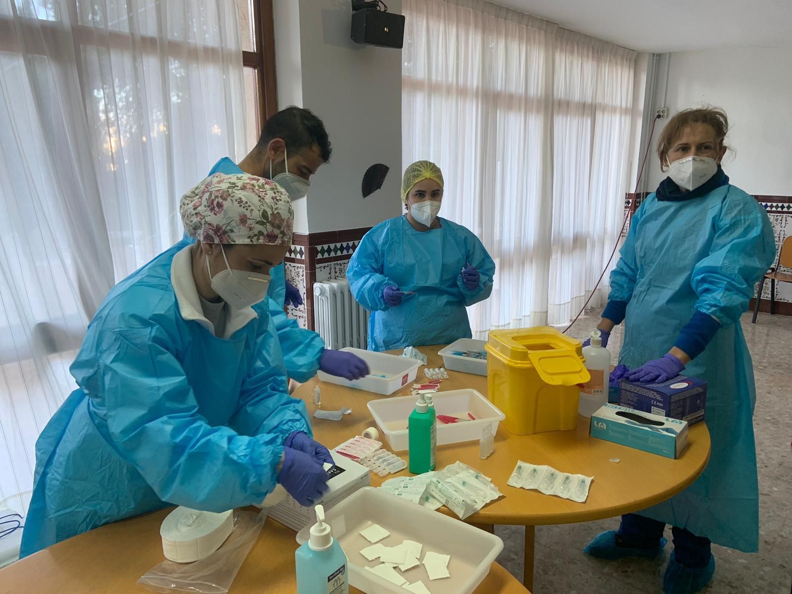 Profesionales preparando vacunas anticovid para su inoculación.