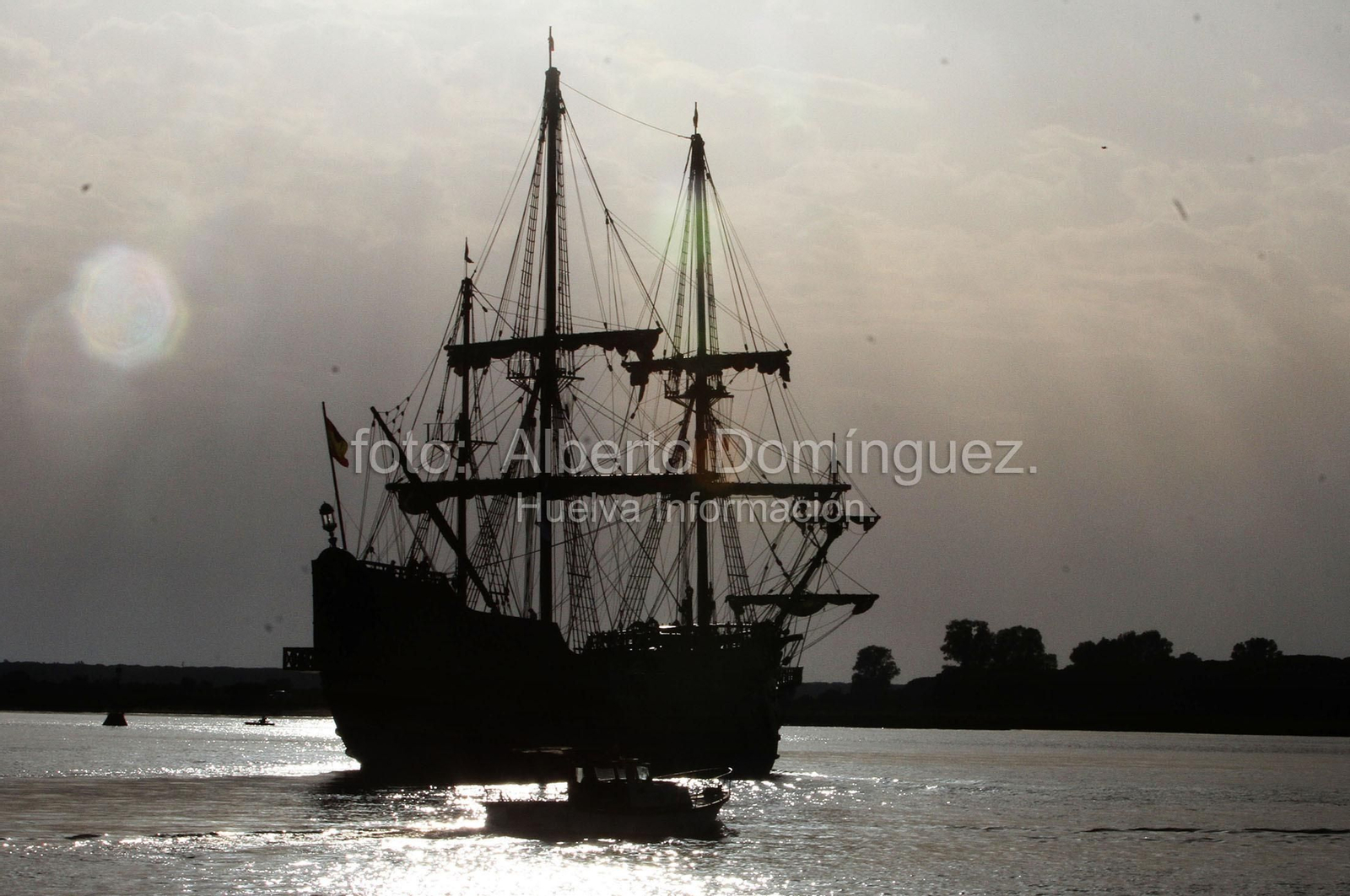 Imágenes de la Parada Naval ante el Monumento a la Fe Descubridora que han ralizado las réplicas del Galeón Andalucía, la Nao Victoria y la Carabela Boa Esperanza.