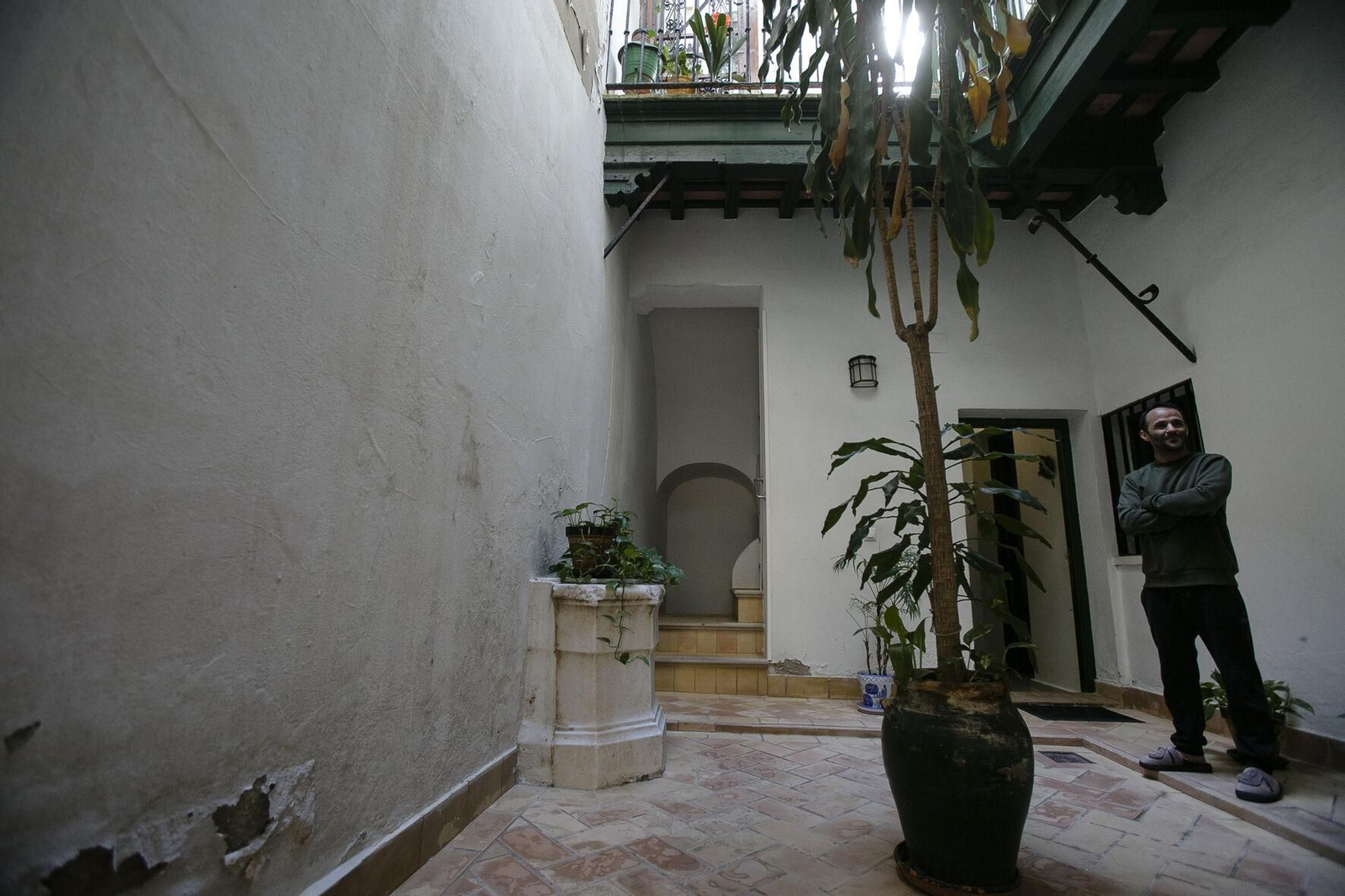 Adán Vieite, en el patio de General Morla,4. Abajo, a la izquierda, se aprecian humedades procedentes del aljibe.