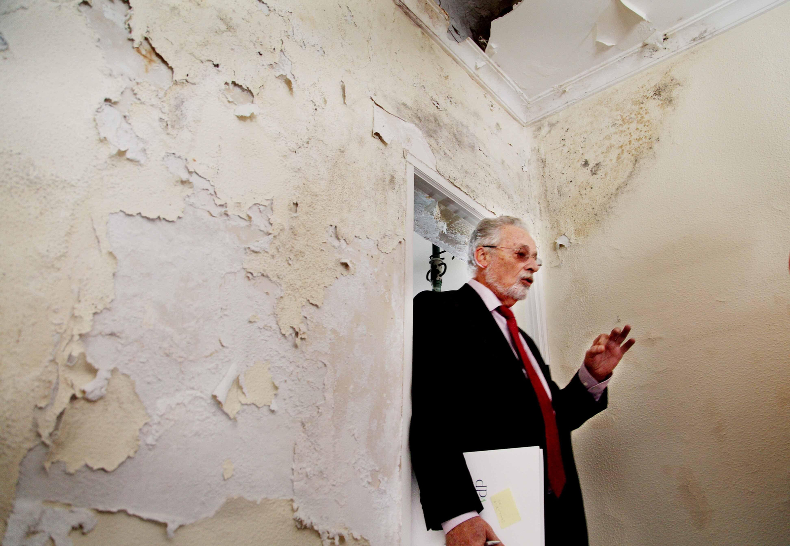 Jesús Maeztu saliendo de una habitación apuntalada en una vivienda de La Constancia en una visita a Jerez.