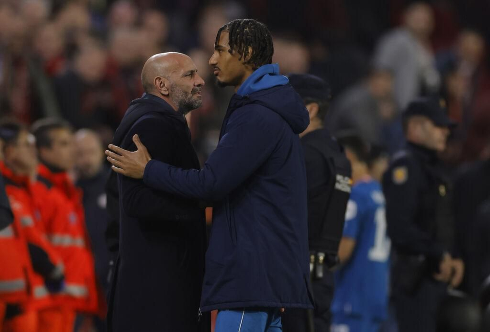 Monchi se interesa por Loïc Badé al término del partido ante el PSV.