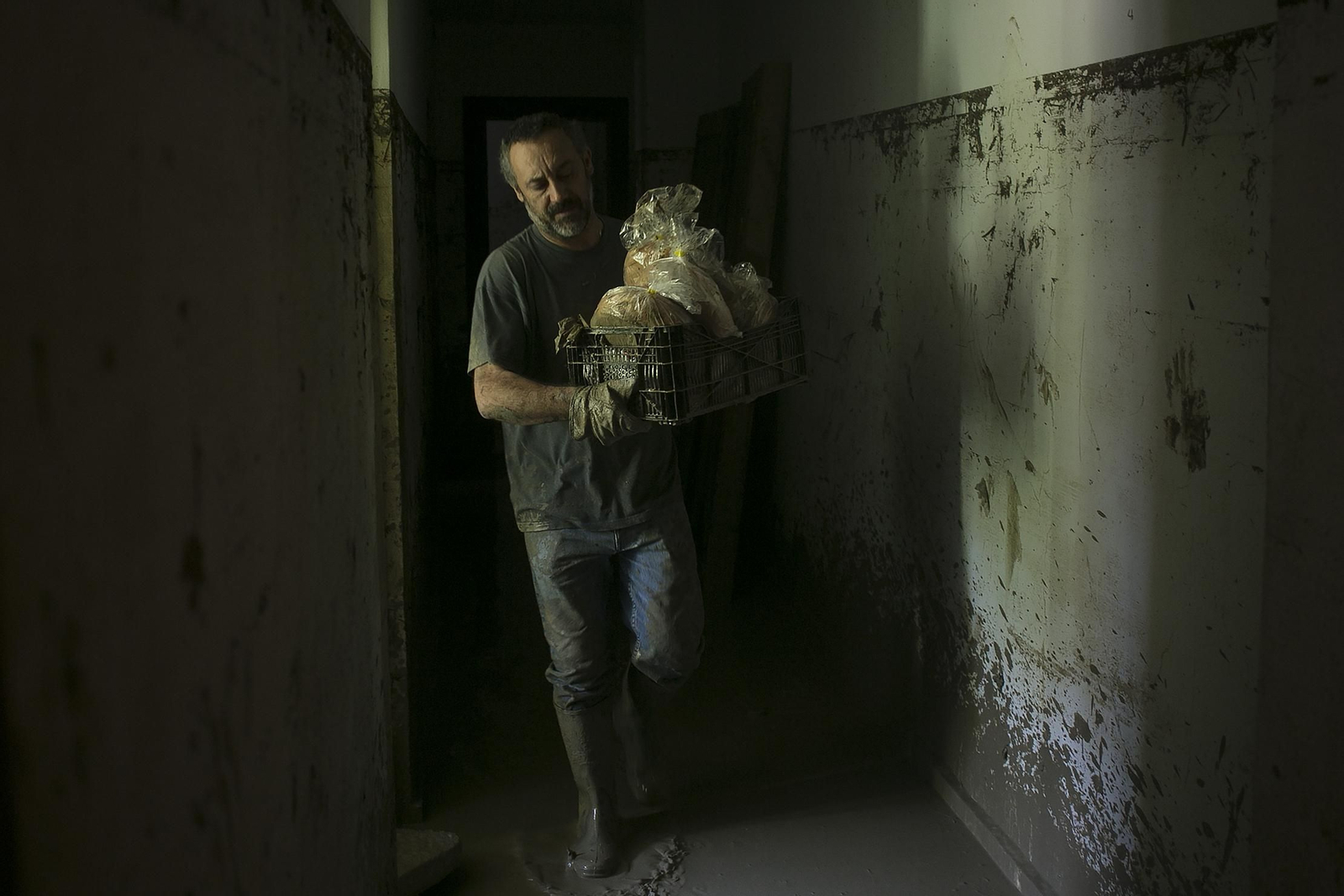 Las labores de limpieza siguen en los establecimientos desde el pasado domingo.