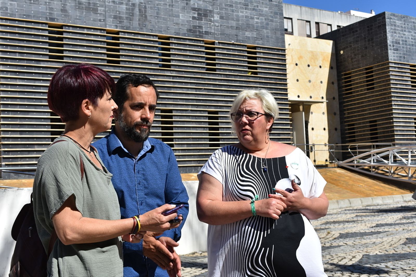 Gadea, Amador y Rossi, ante la puerta de Aguas de Huelva.