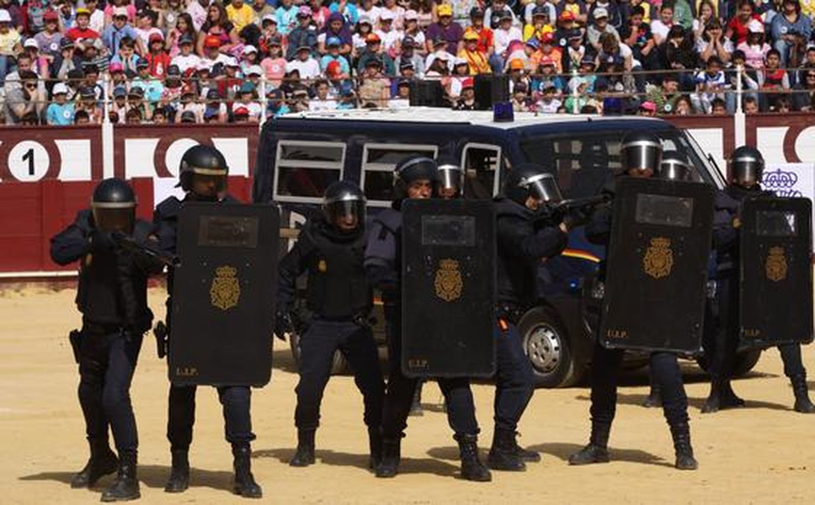 Exhibición policial ante escolares en La Malagueta

Foto: Javier Albiñana
