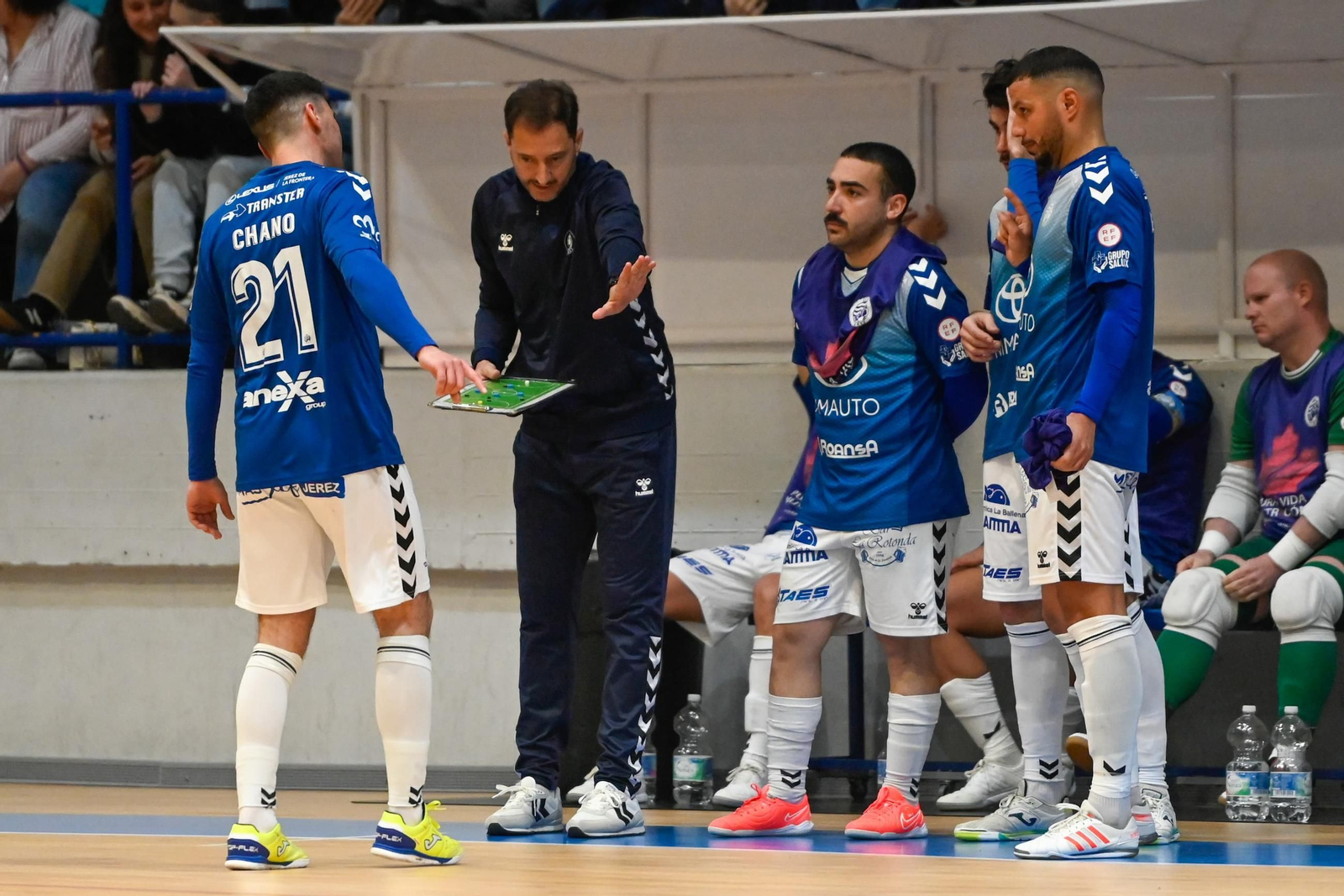 Imágenes del homenaje a Antonio Vadillo y la victoria del Xerez Toyota para auparse al liderato