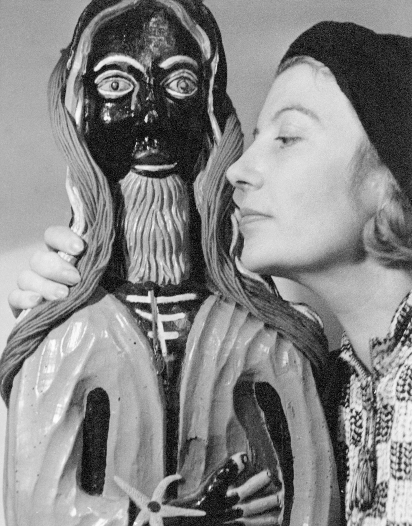 'Eileen Agar junto a una escultura', 1937. © Lee Miller Archives, Inglaterra 201