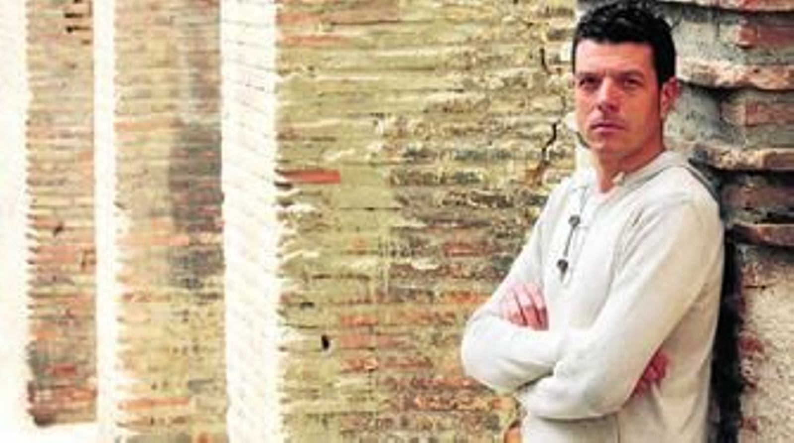 El arqueólogo y fundador de Arquenatura, Sergio Fernández, en Puerta Elvira.