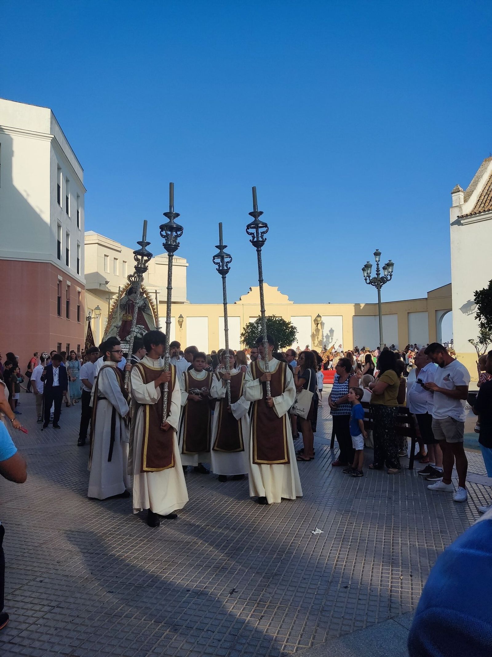 Los pesados de los capillitas no paran ni en verano