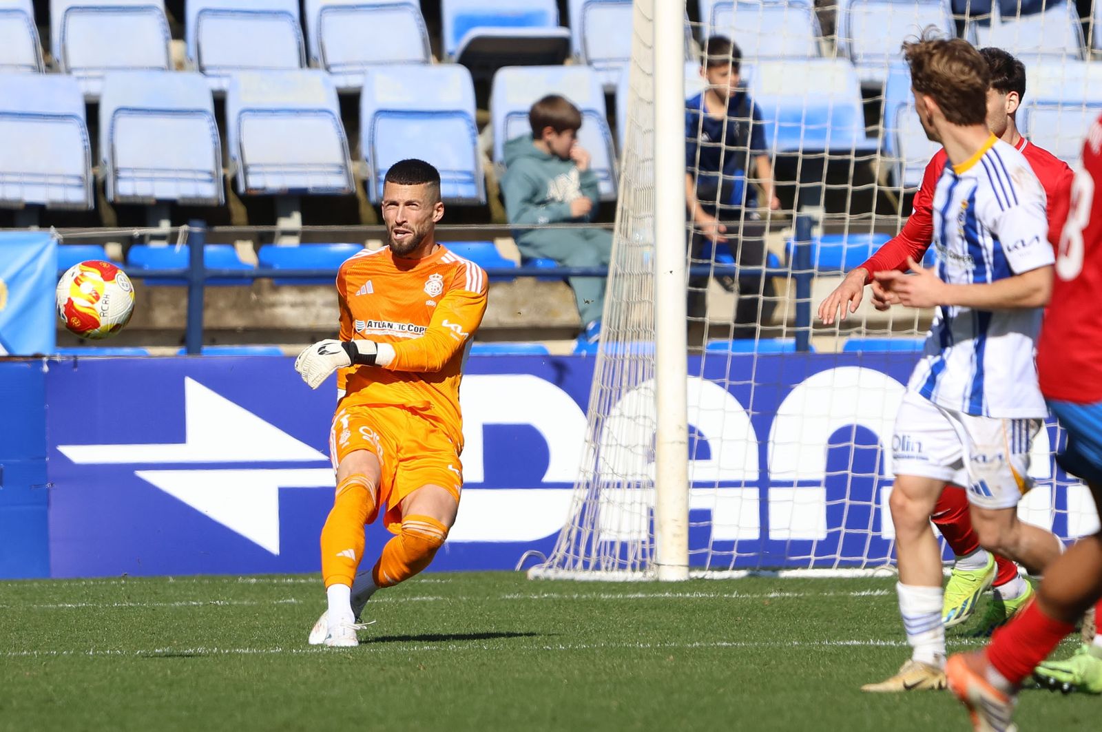Jero Lario saca un balón en el partido con el Estepona.