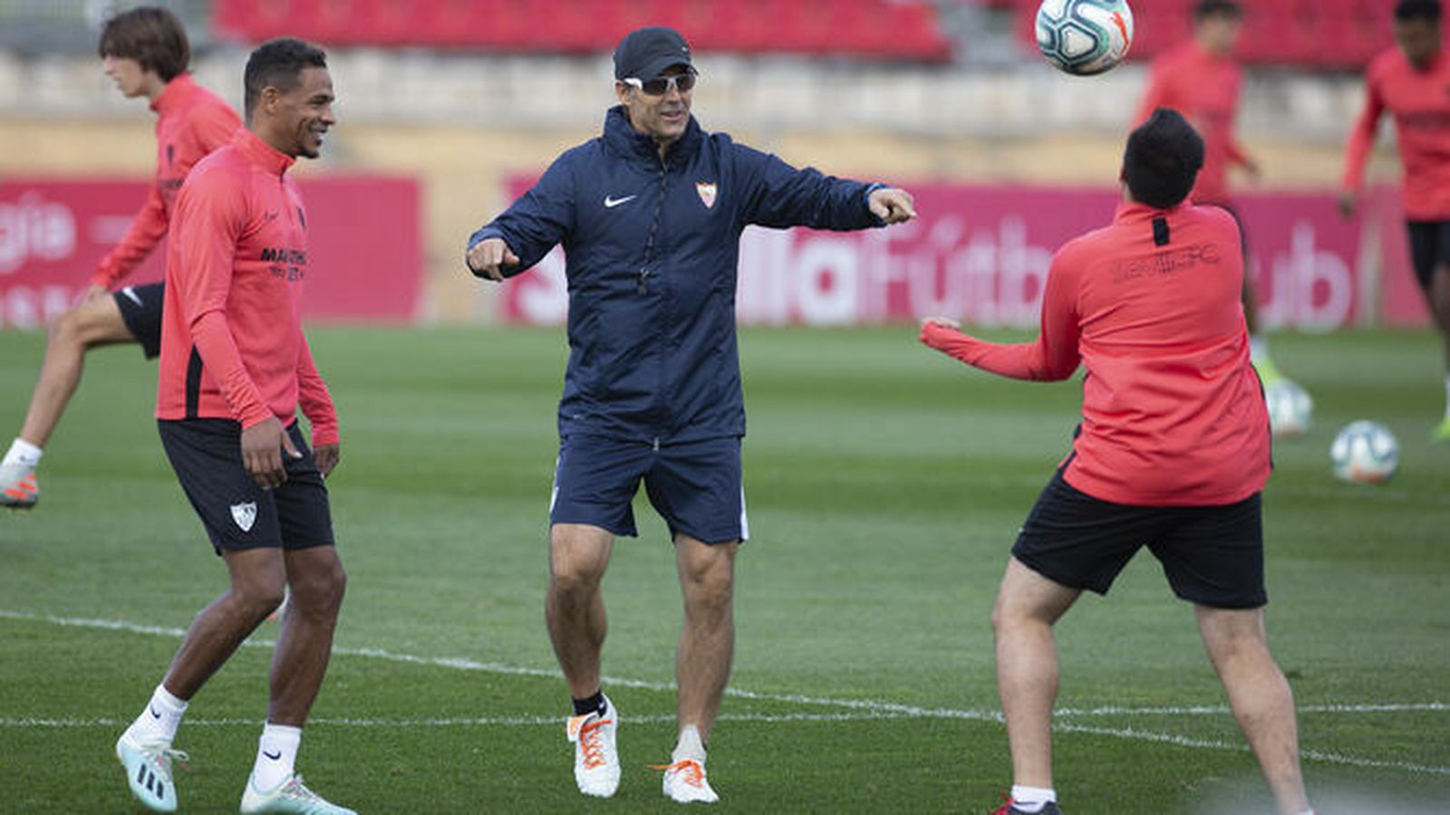 Fernando sonríe ante Lopetegui y Ocampos.