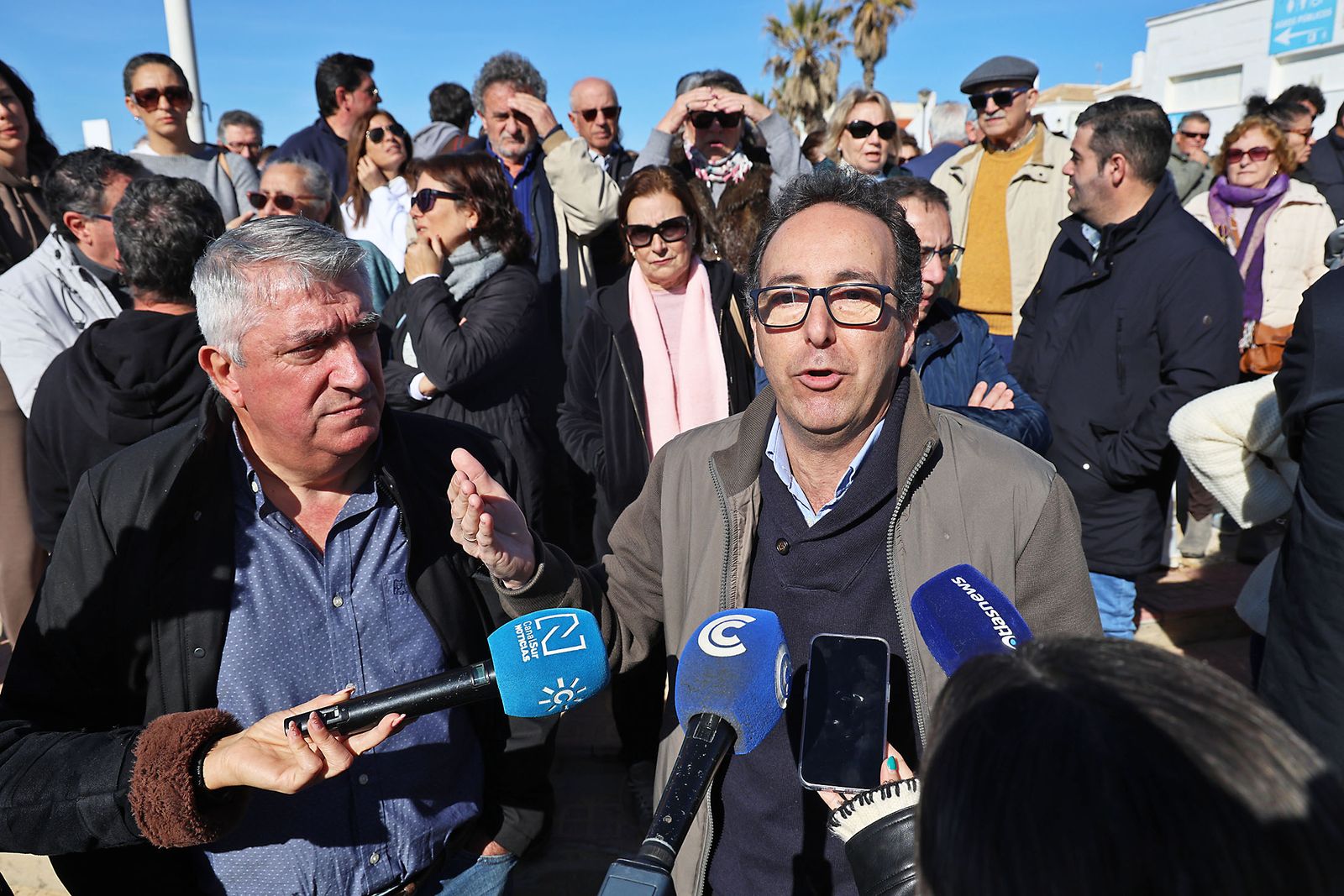 Fotografías de la concentración de los vecinos de Matalascañas tras los destrozos del paseo marítimo