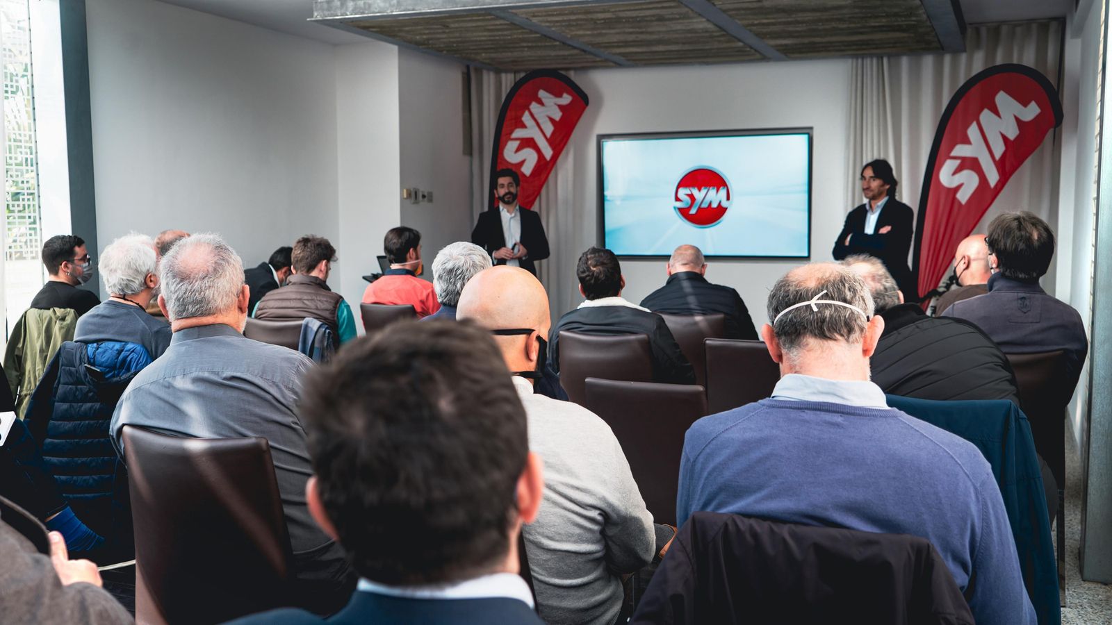 “Queremos que el cliente pueda elegir lo que le convenga, no venderle la moto que nosotros queremos”, aseguró Carlos López-Navarro, director comercial de SYM en España en la presentación de resultados de la marca..