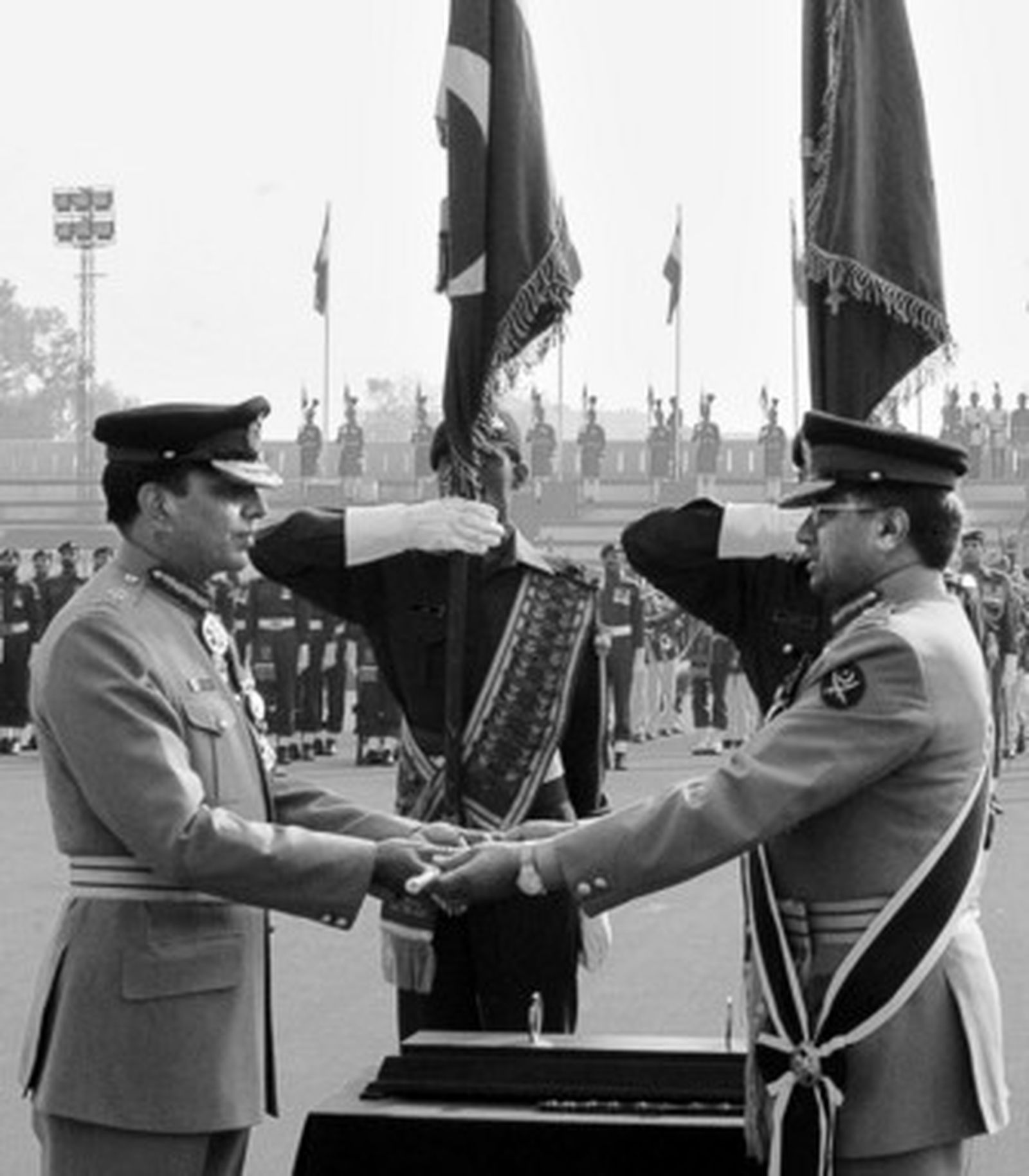 Musharraf (dcha.) entrega el mando del Ejército a Pervez Kiyani.