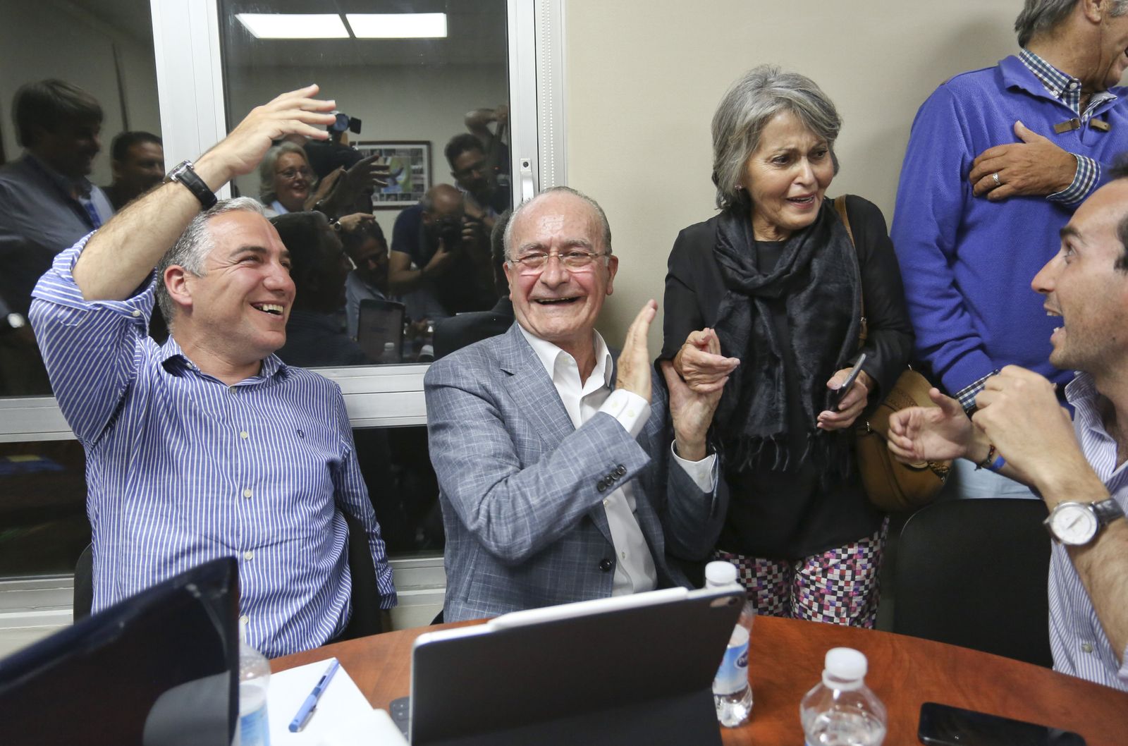Elias Bendodo y Francisco de la Torre en un momento de euforia