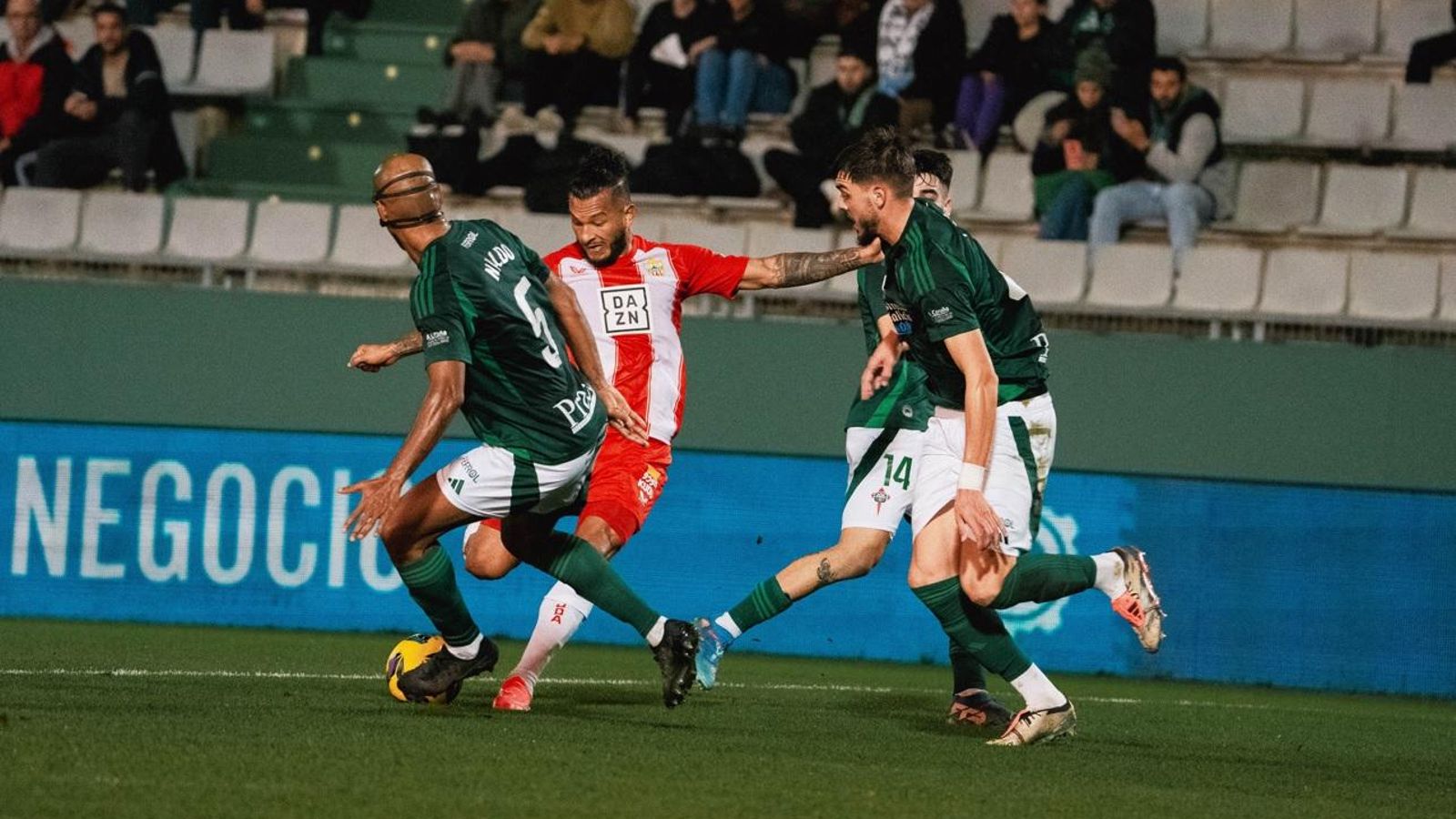 Suárez remata tras tirar dos bicicletas previas en la acción del 0-1