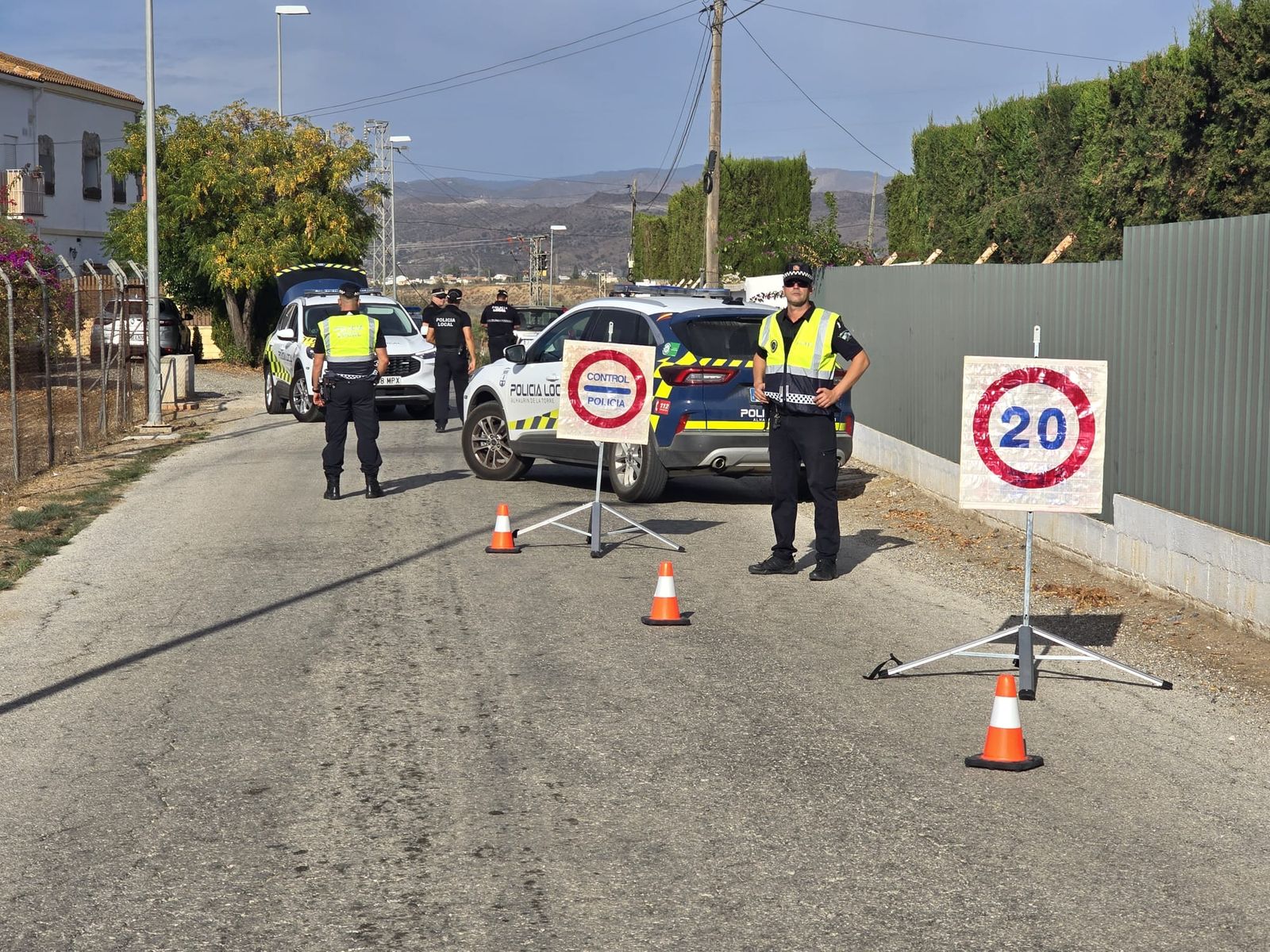 Agentes de la Policía Local de Alhaurín de la Torre, durante un control.