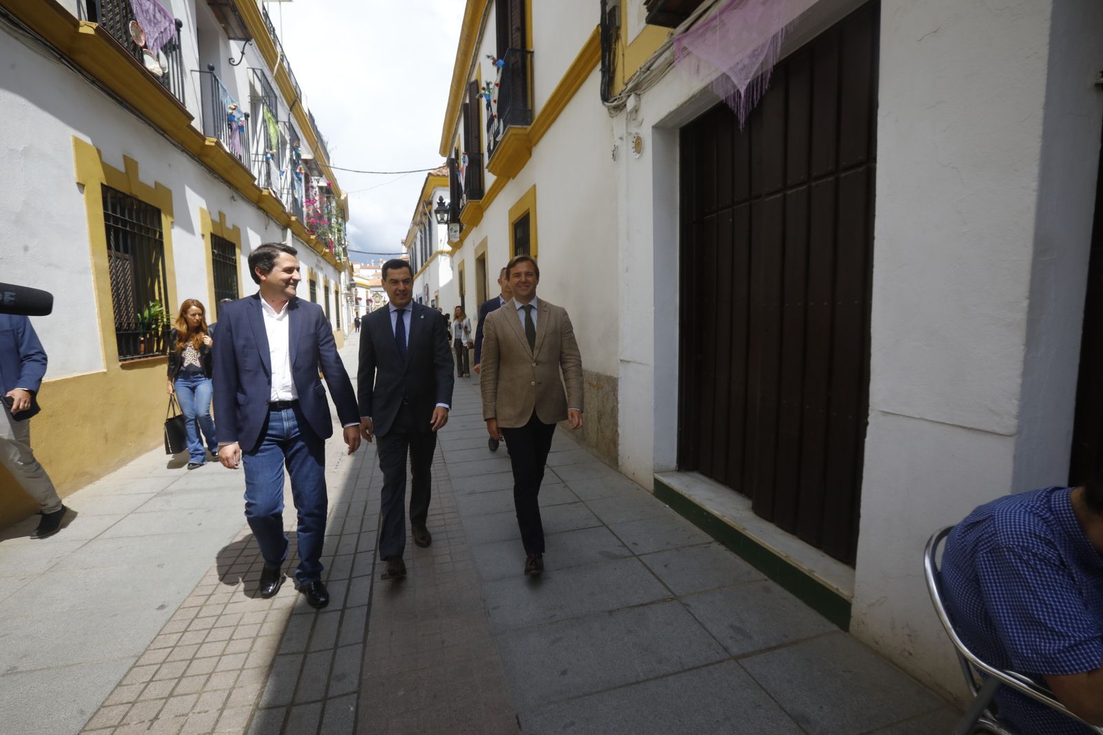La visita de Juanma Moreno a los Patios de Córdoba, en imágenes.