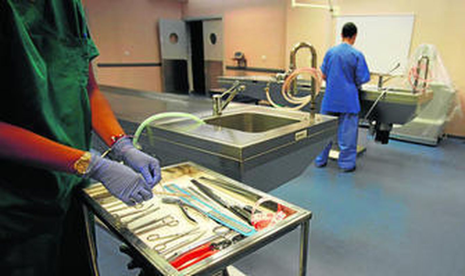 Imagen de una sala de autopsias, donde se determinan las causas de las muertes.