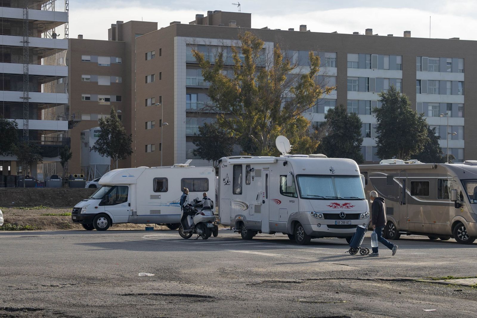 Autocaravanas forman un "barrio" junto al Auditorio Maestro Padilla.