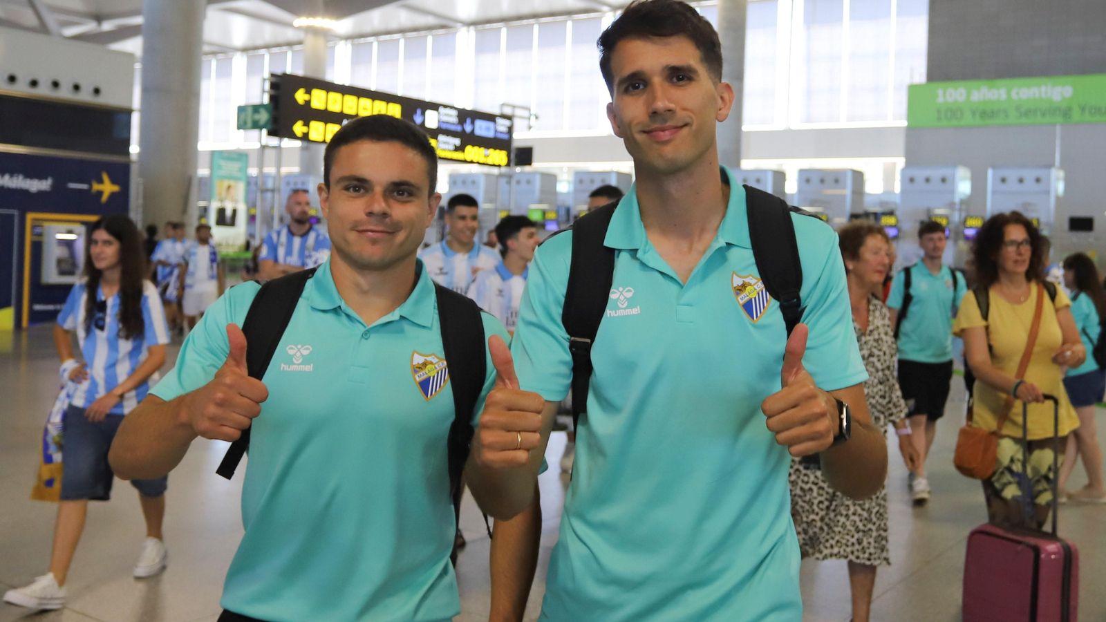 Las fotos de la afición despidiendo al Málaga en el aeropuerto antes de ir a Tarragona