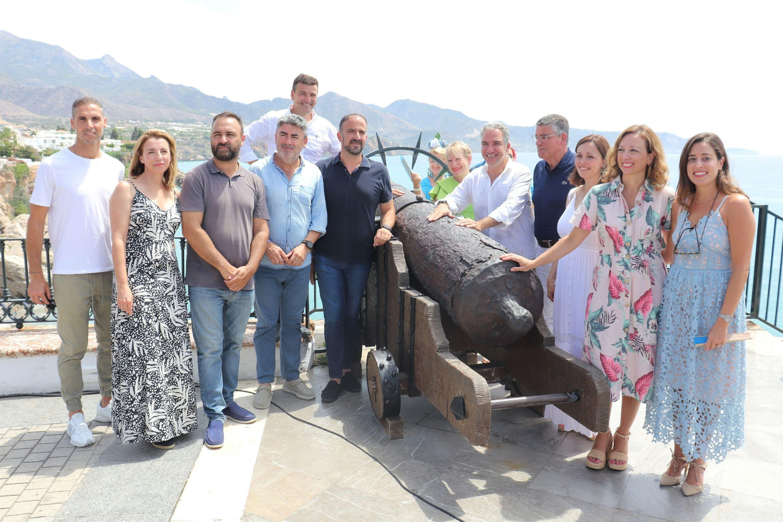 Miembros de la candidatura del PP, este domingo, en Nerja.