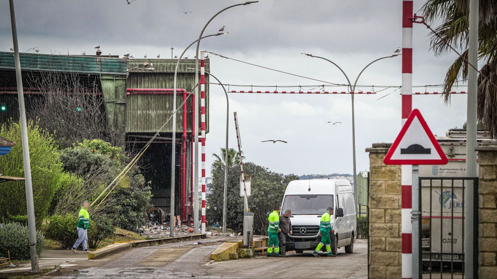 Varios trabajadores, ayer en la planta de Las Calandrias de Jerez.