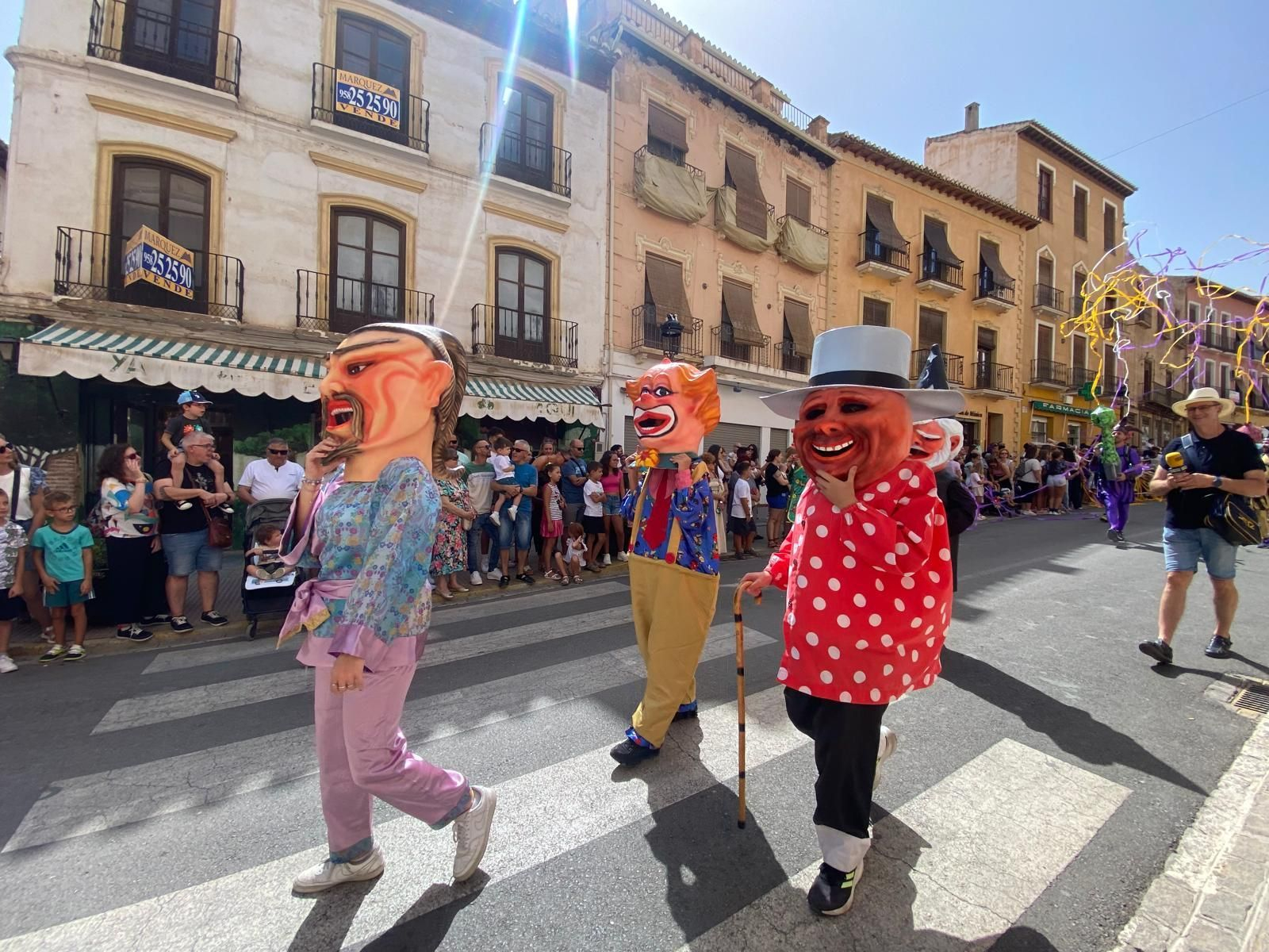 Así ha sido la Pública de Fiestas de este pueblo de Granada: Gigantes y Cabezudos recorren sus calles