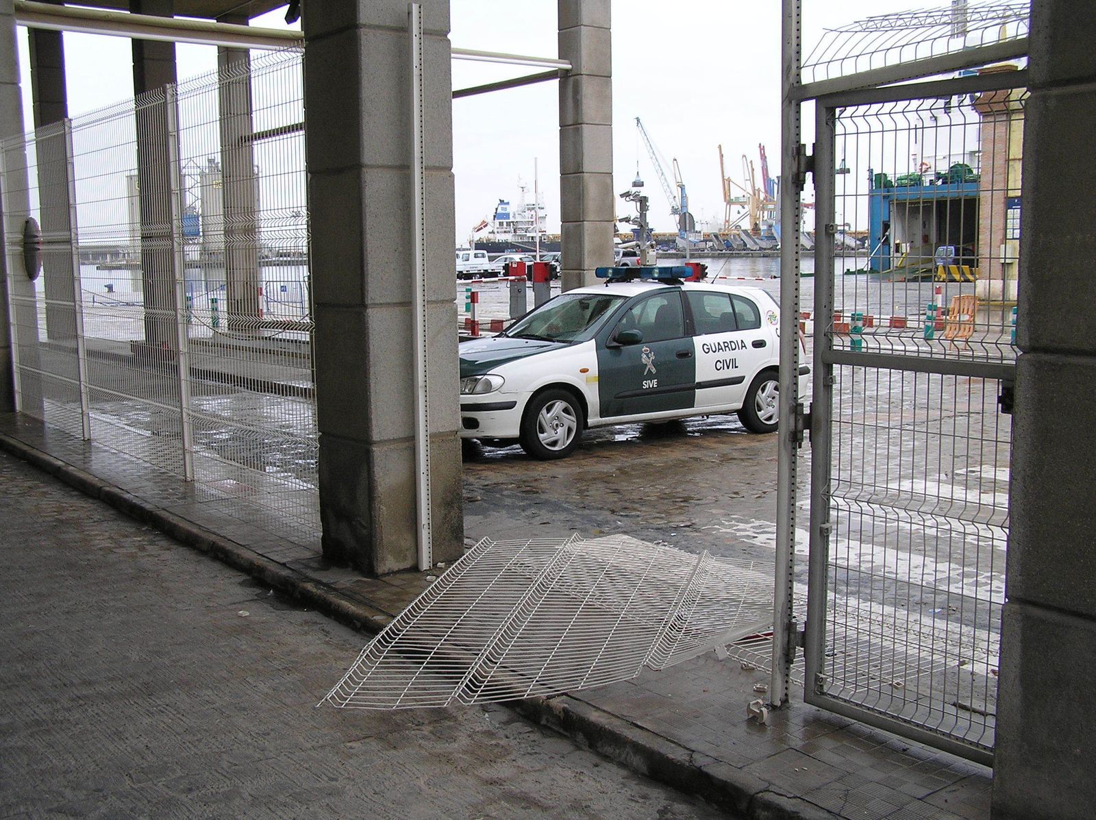 Valla derribada por los polizones llegados ayer al puerto.
