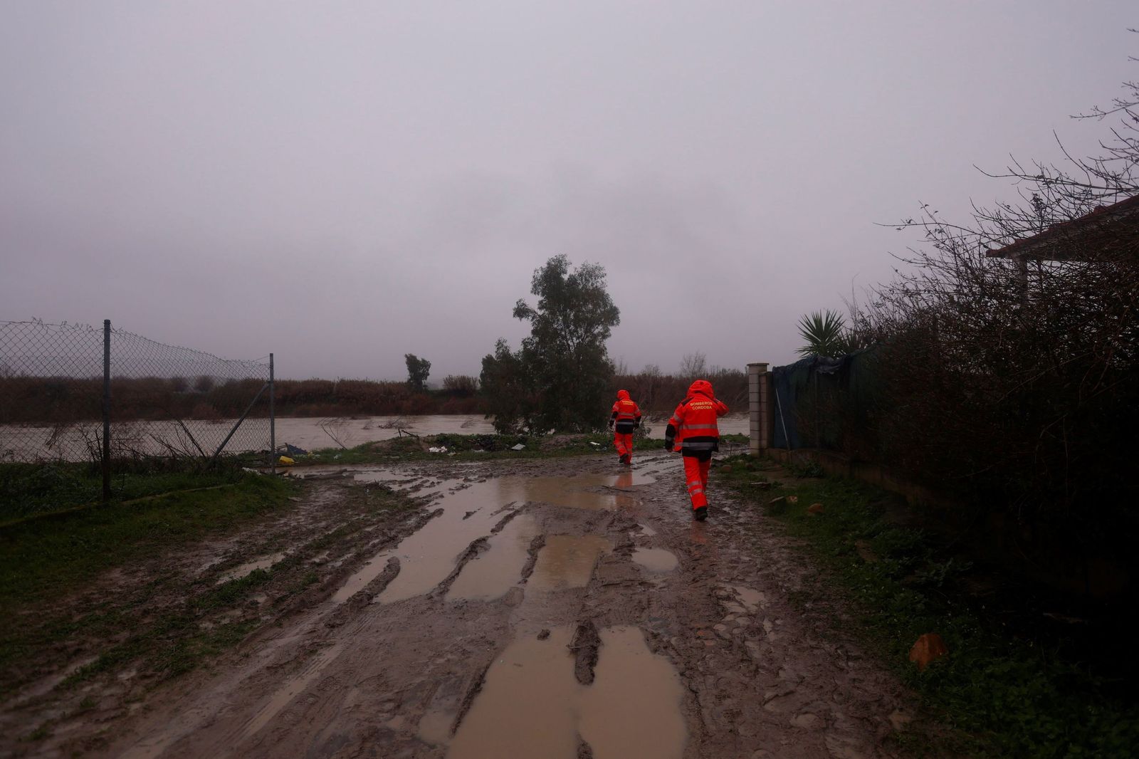 Los vecinos de la parcelación de Guadalvalle de Córdoba miran con temor la crecida del Guadalquivir