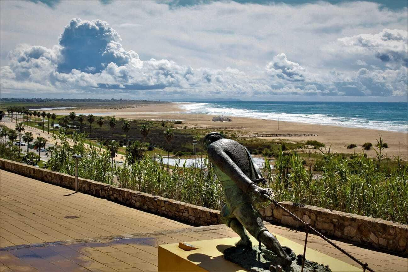 Las desérticas playas de Cádiz por el coronavirus, en imágenes