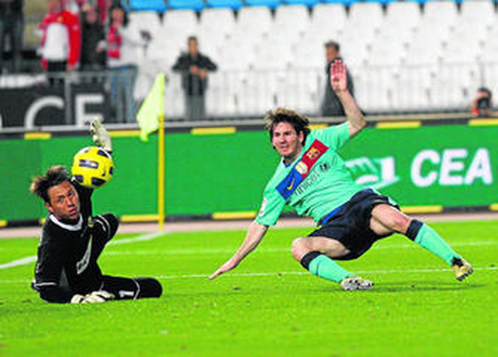 Messi bate a Diego Alves en el tanto que suponía el 0-5.