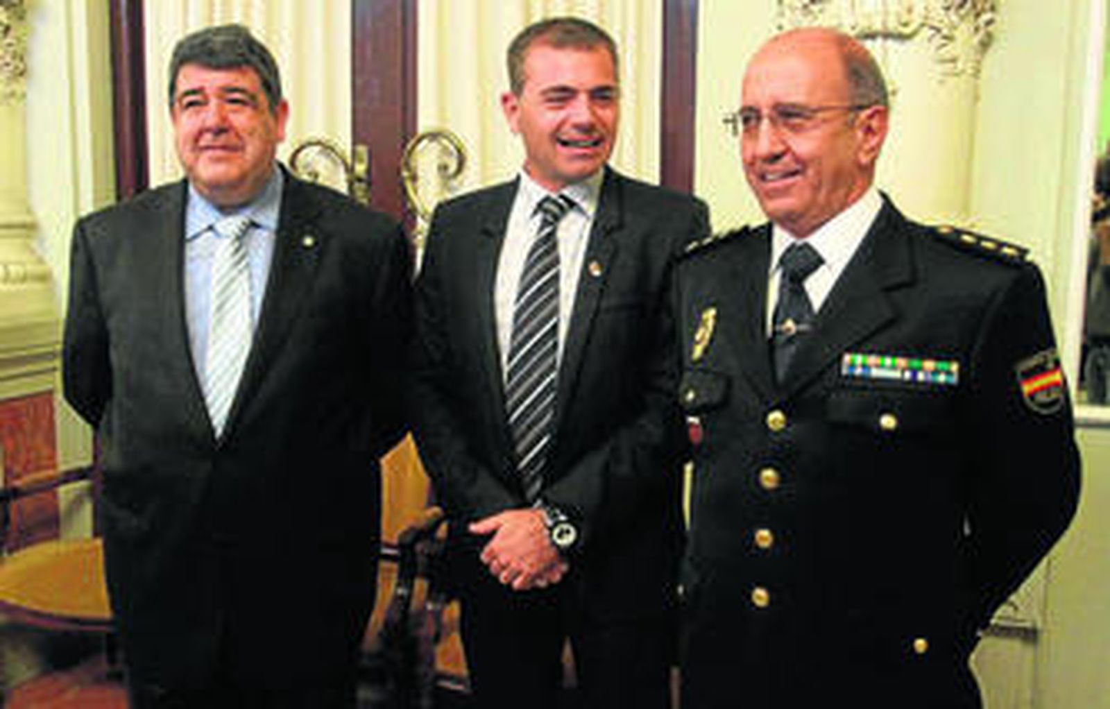 Gómez Velasco (izquierda), junto a Andrade y Villabona, ayer en su toma de posesión.